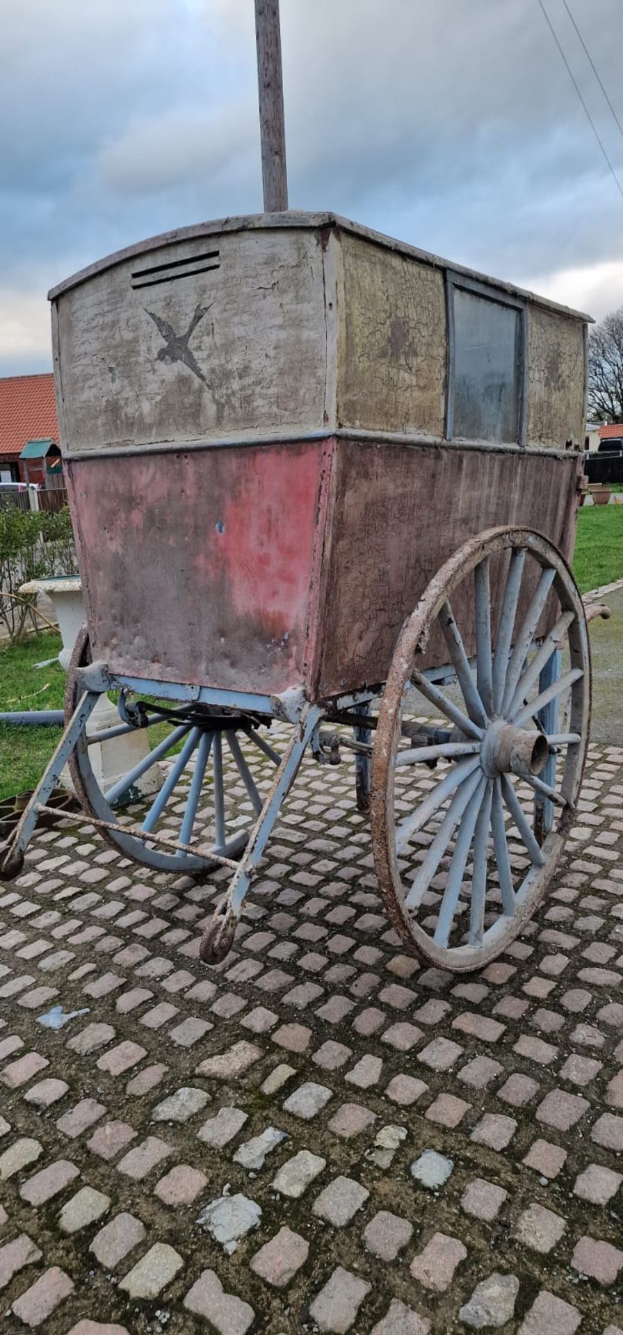 BAKER'S HAND CART, on two iron tyred wheels, featuring painted ironwork in light blue. - Bild 7 aus 7