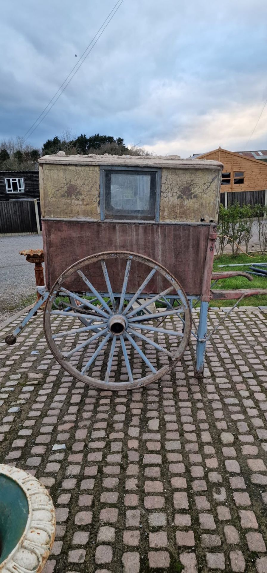 BAKER'S HAND CART, on two iron tyred wheels, featuring painted ironwork in light blue. - Bild 5 aus 7