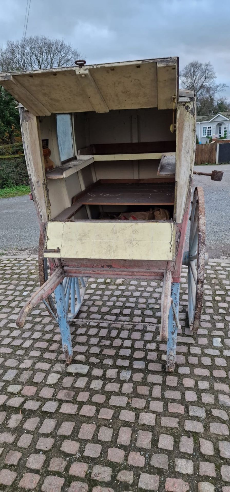 BAKER'S HAND CART, on two iron tyred wheels, featuring painted ironwork in light blue. - Bild 6 aus 7
