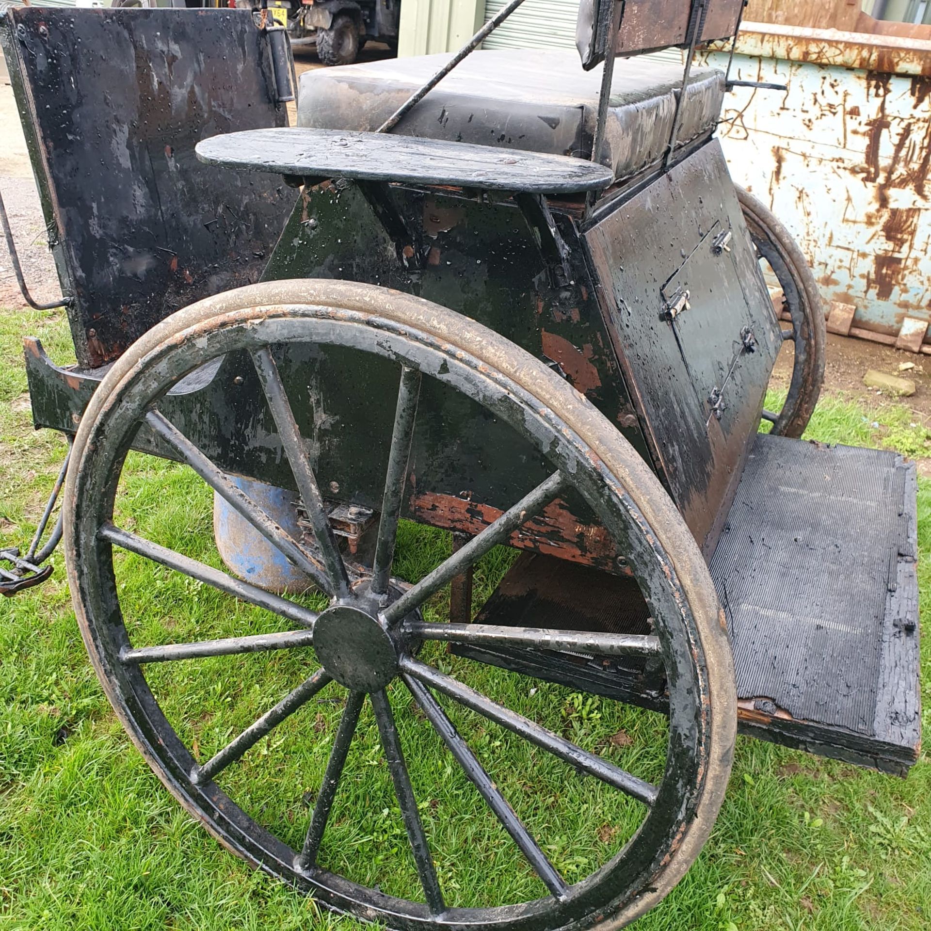 BREAKING CART requiring attention, in black, designed to suit a single horse. - Image 2 of 3
