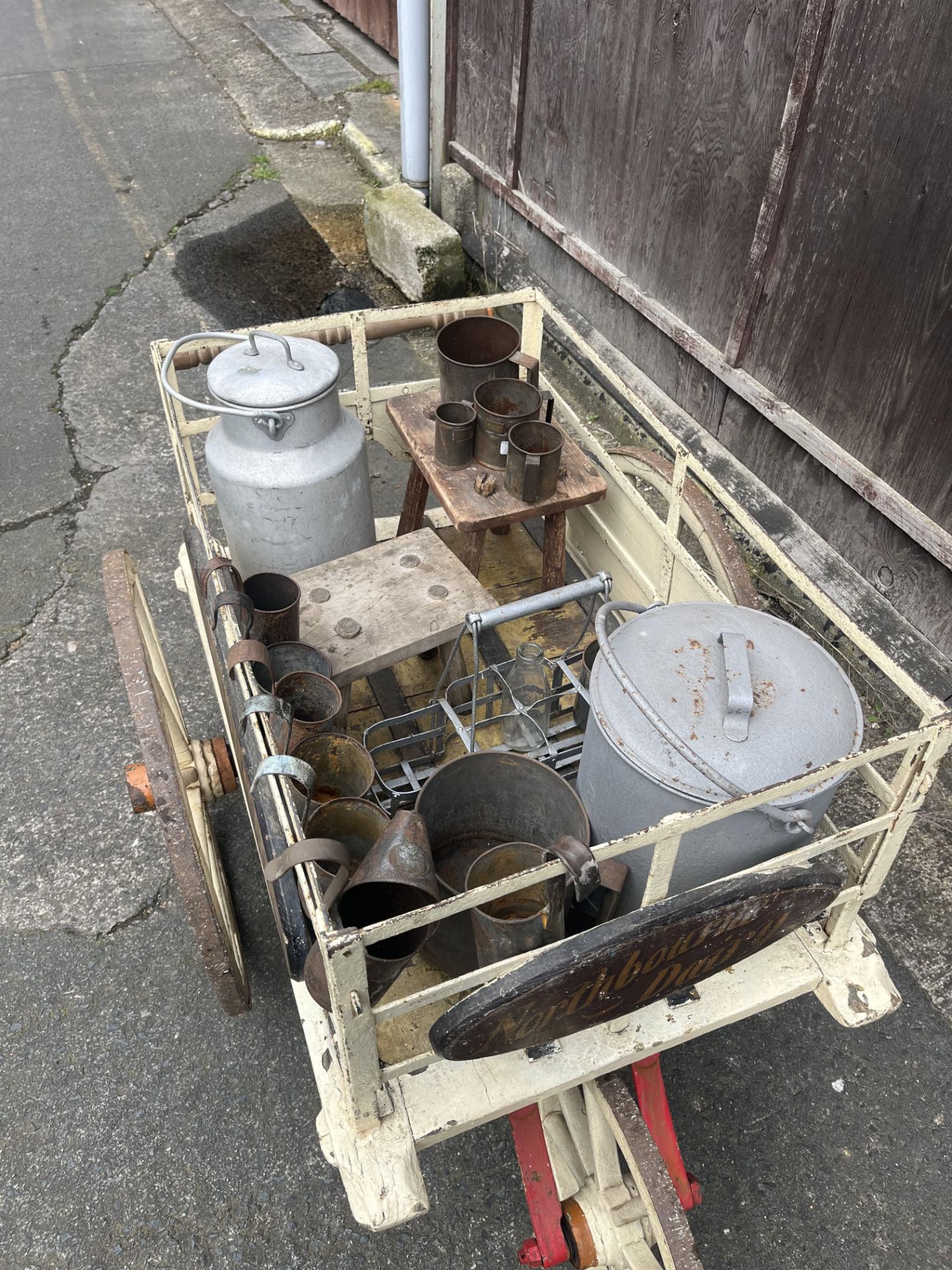 DAIRY HAND CART This charming milk float features a tricycle-style metal undercarriage. - Bild 5 aus 5