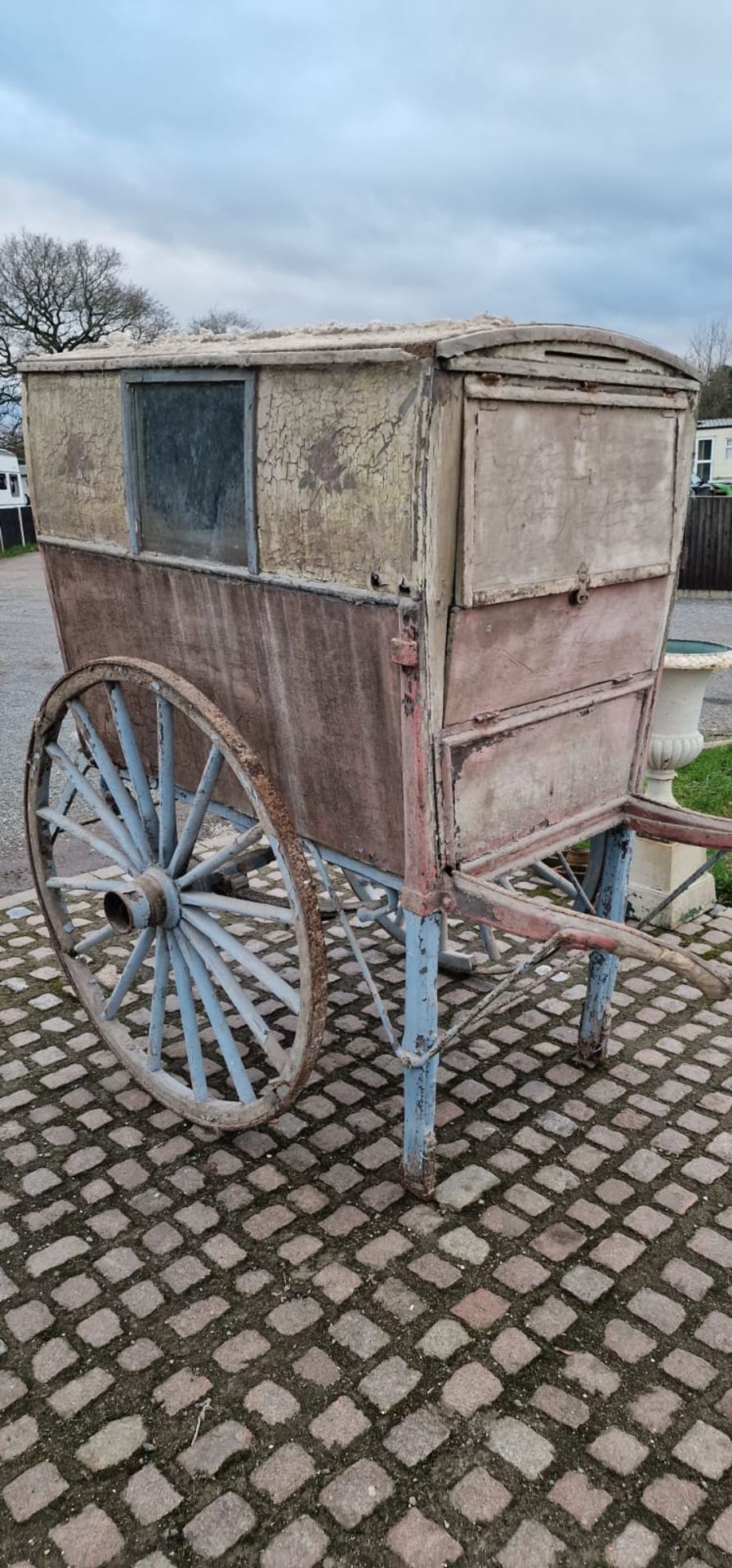 BAKER'S HAND CART, on two iron tyred wheels, featuring painted ironwork in light blue. - Bild 4 aus 7