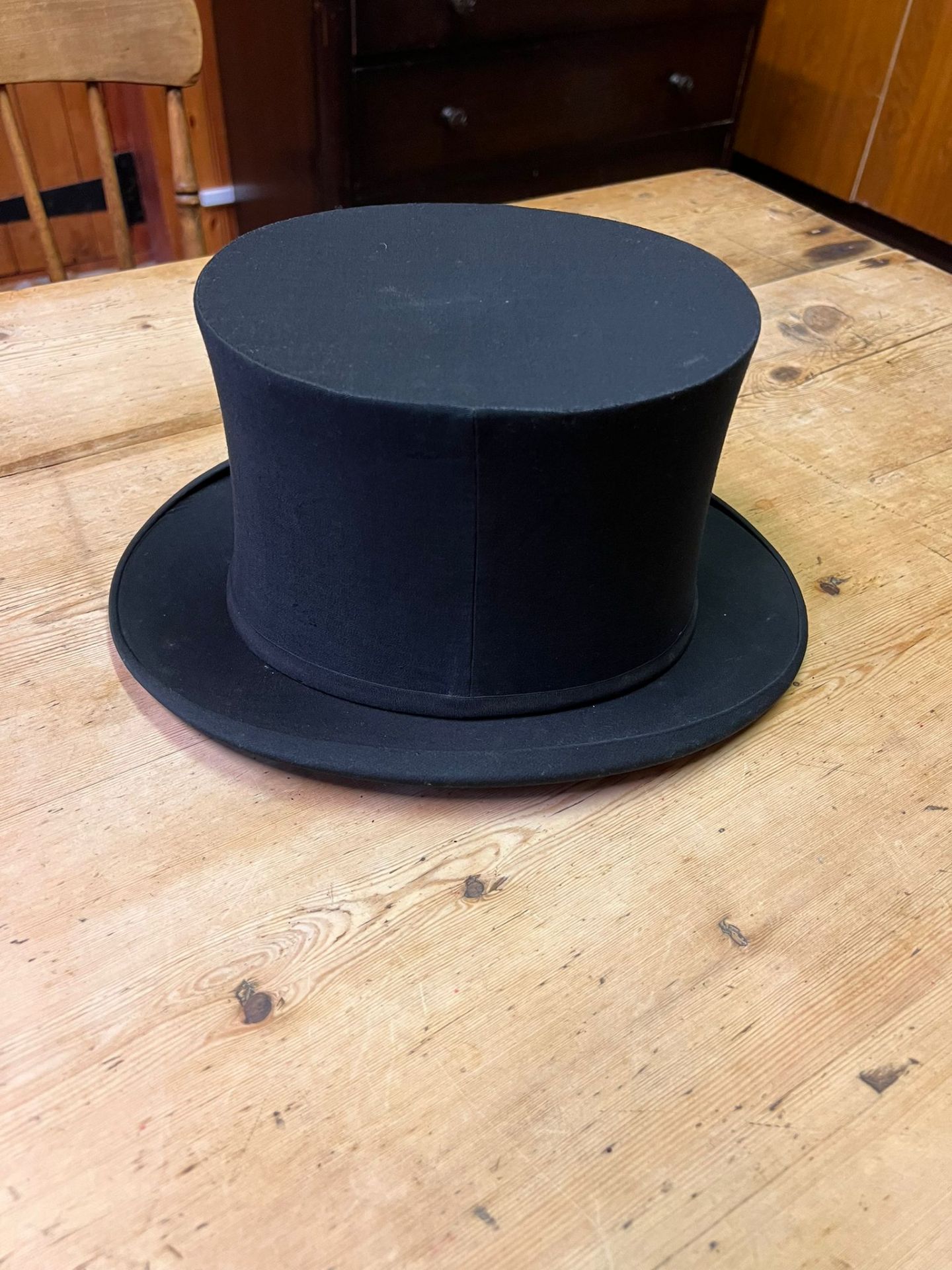 Black collapsible top hat