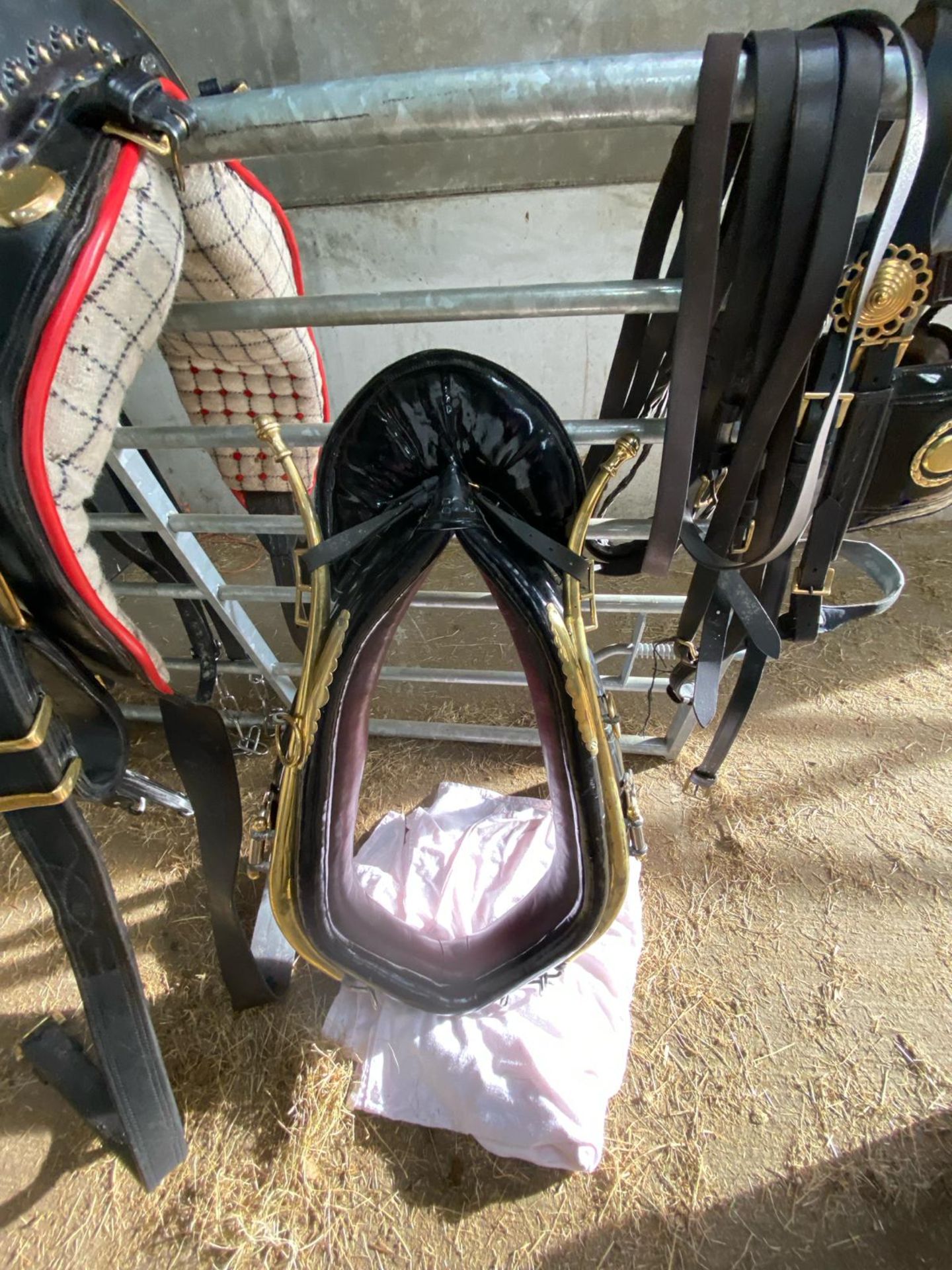 Complete set of heavy horse vanner harness. - Image 2 of 3