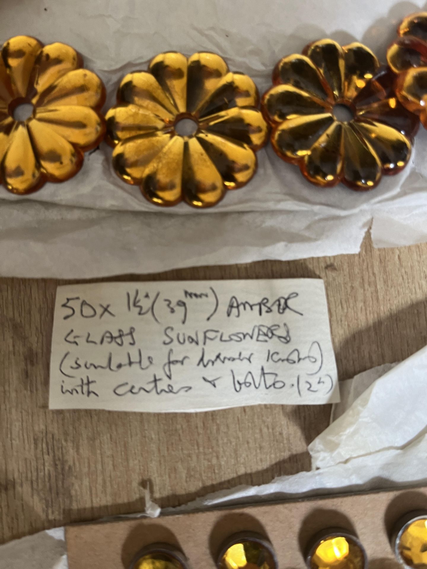 Quantity of decorative amber glass pieces for drawer handles etc. - Bild 2 aus 8