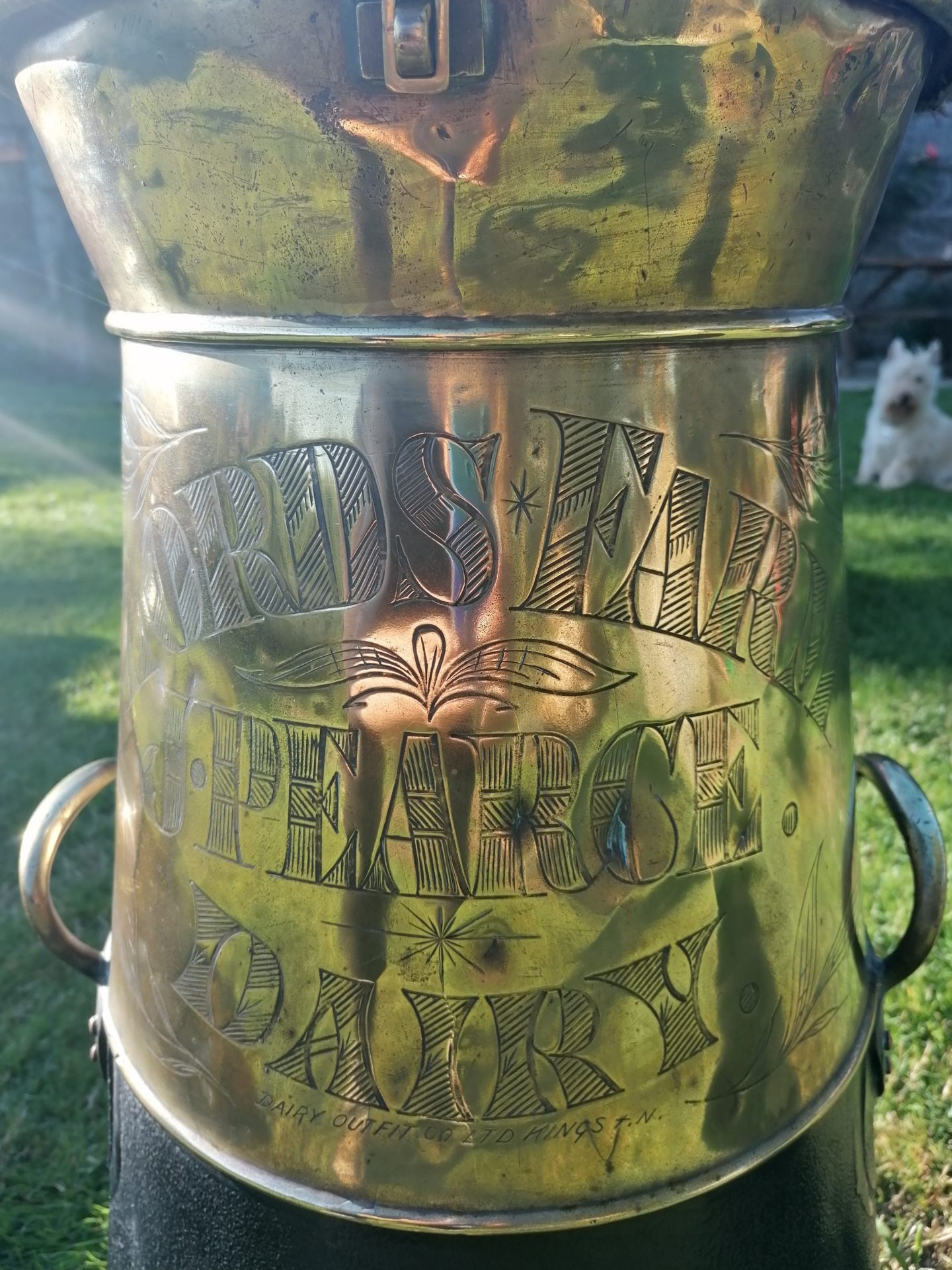 Delivery churn made by Dairy Outfitters Company, half brass engraved Lords Farm J Pearce. 31" high - Bild 2 aus 2