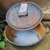 Cast iron cooking pot with lid
