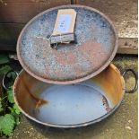 Cast iron cooking pot with lid