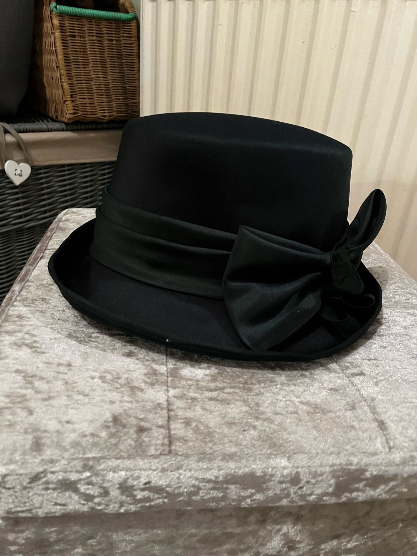 Two hats suitable for private driving, one dark green and one red - Bild 2 aus 4