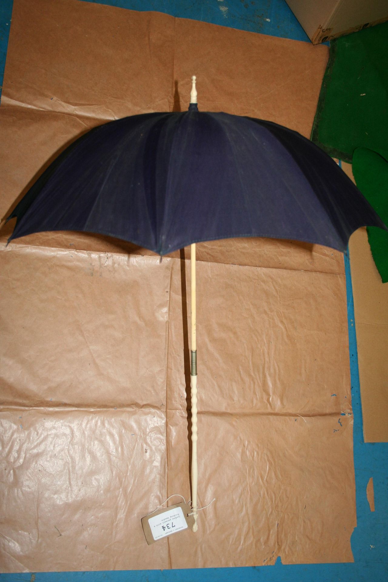 Ladies' parasol with a folding handle