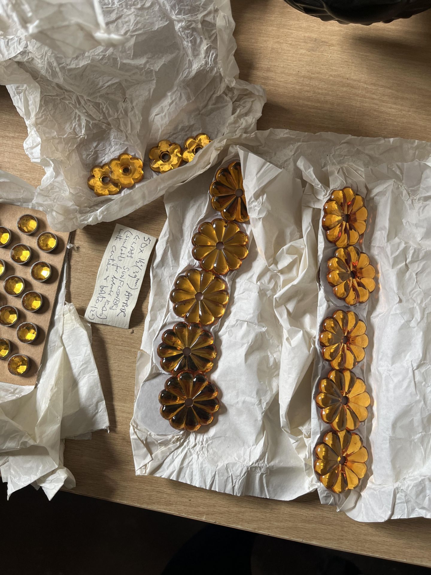 Quantity of decorative amber glass pieces for drawer handles etc. - Bild 4 aus 8