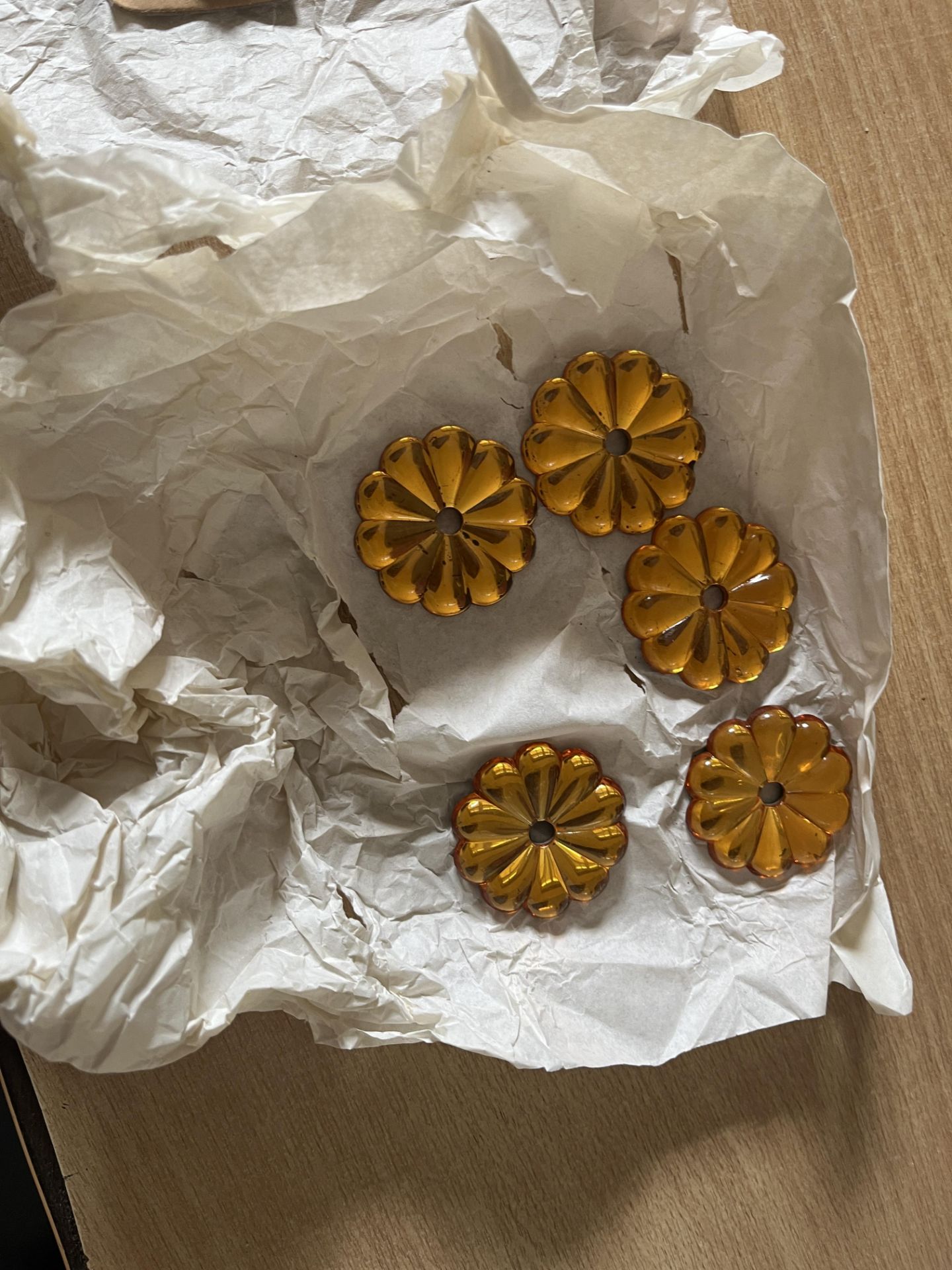 Quantity of decorative amber glass pieces for drawer handles etc. - Bild 6 aus 8