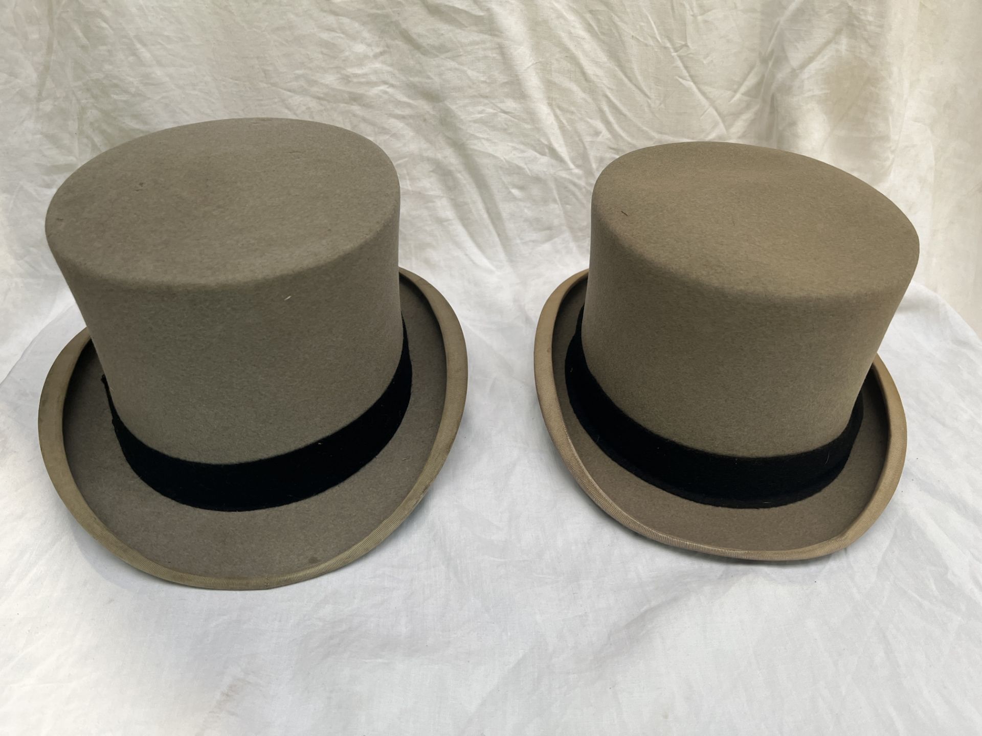 Four grey top hats; three 7 1/4 and one small - Bild 3 aus 3