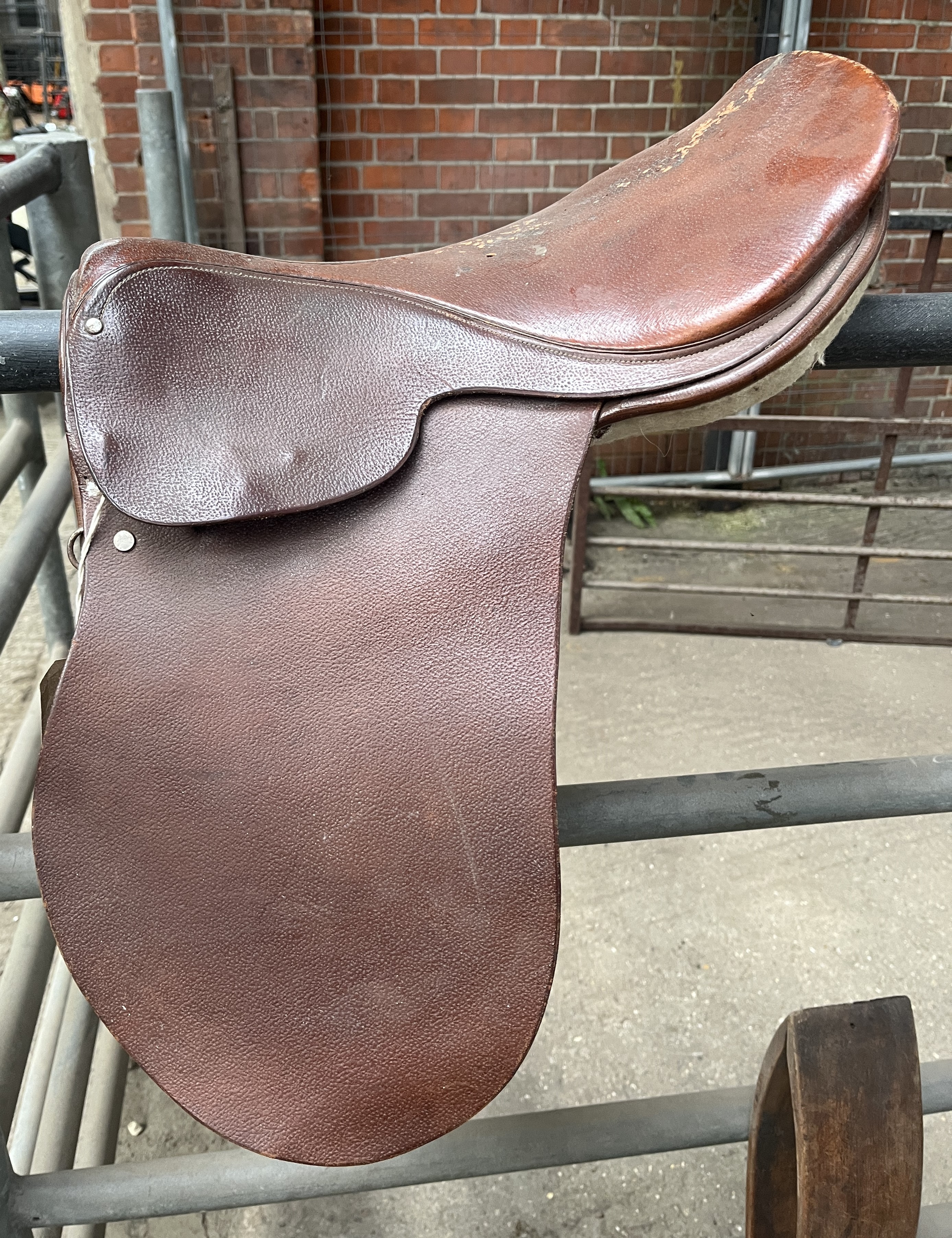 16" vintage hunting saddle