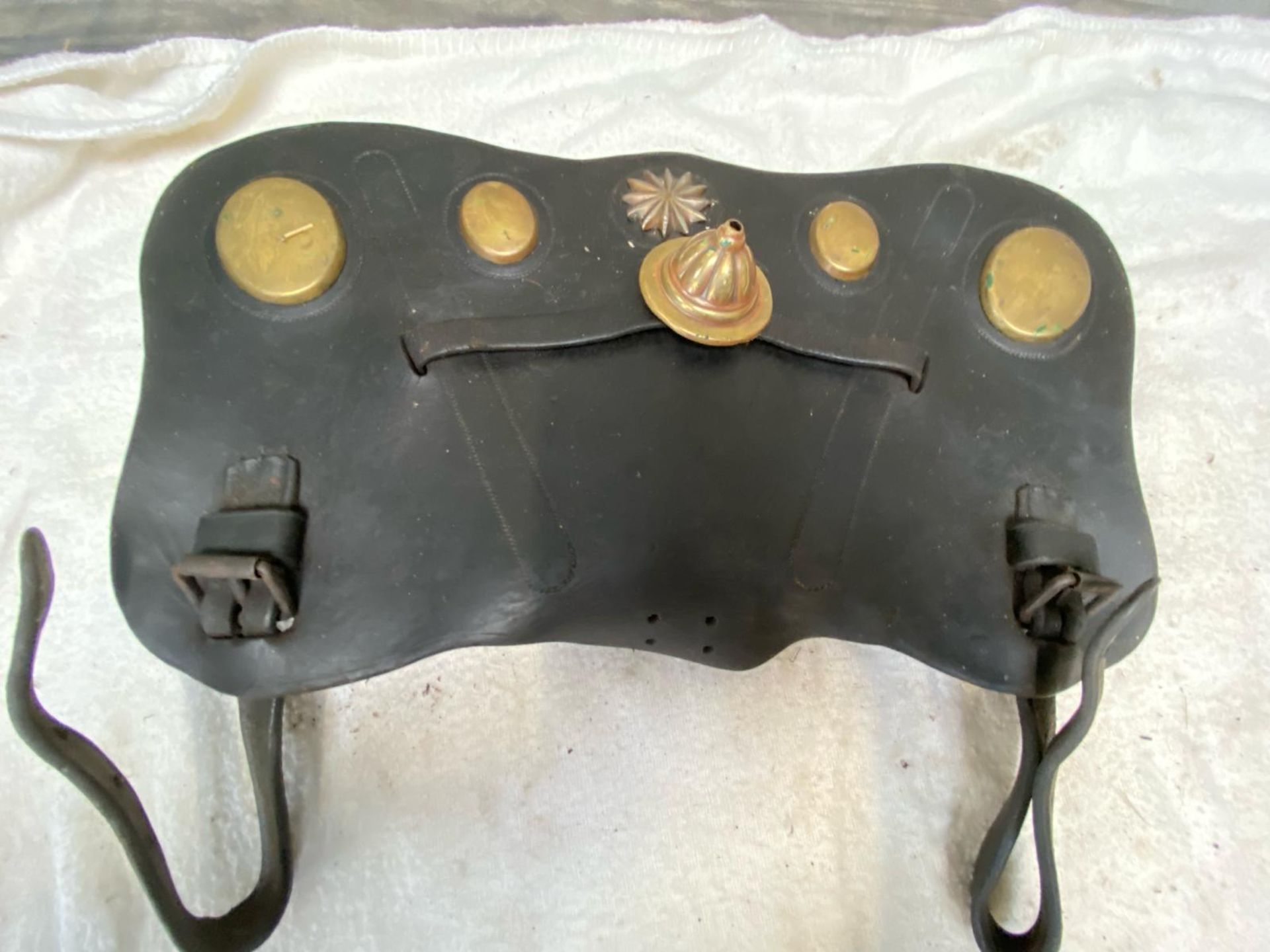 Heavy horse hausen and hame plate in black leather with brass fittings. - Bild 2 aus 2