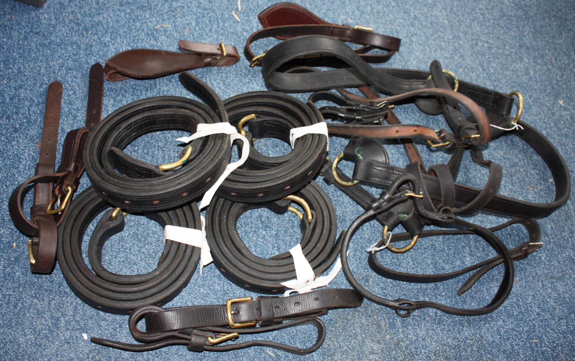 Bag of miscellaneous English leather harness items