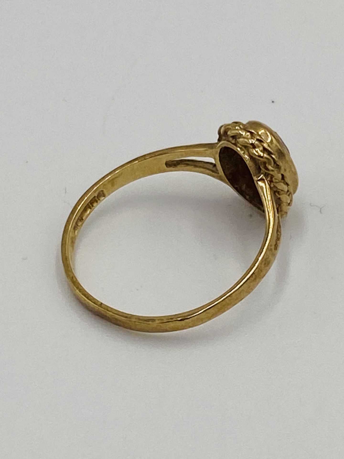 9ct gold ring set with a red stone - Image 5 of 5
