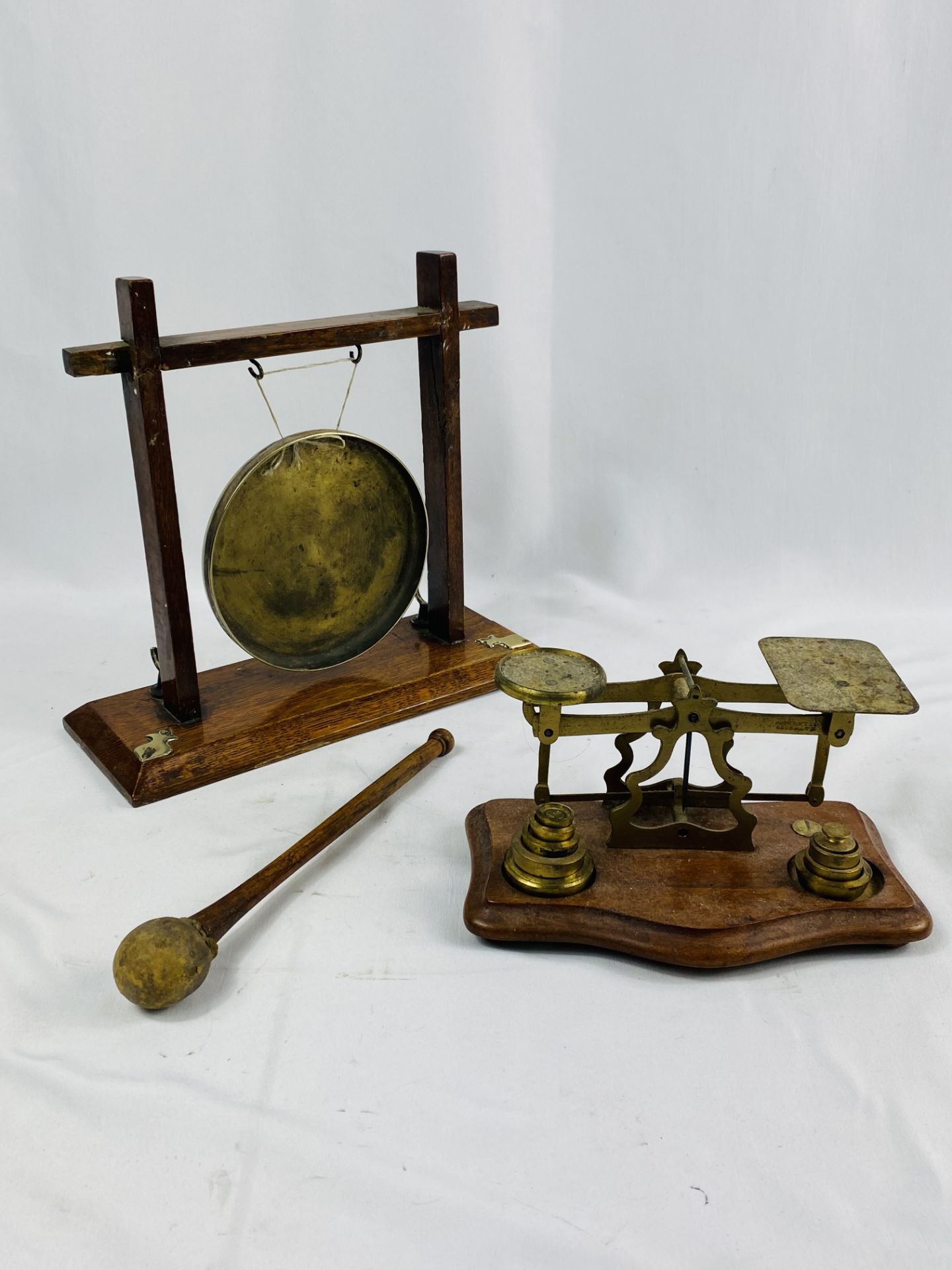 Oak table gong together with a set of postal scales - Bild 2 aus 5