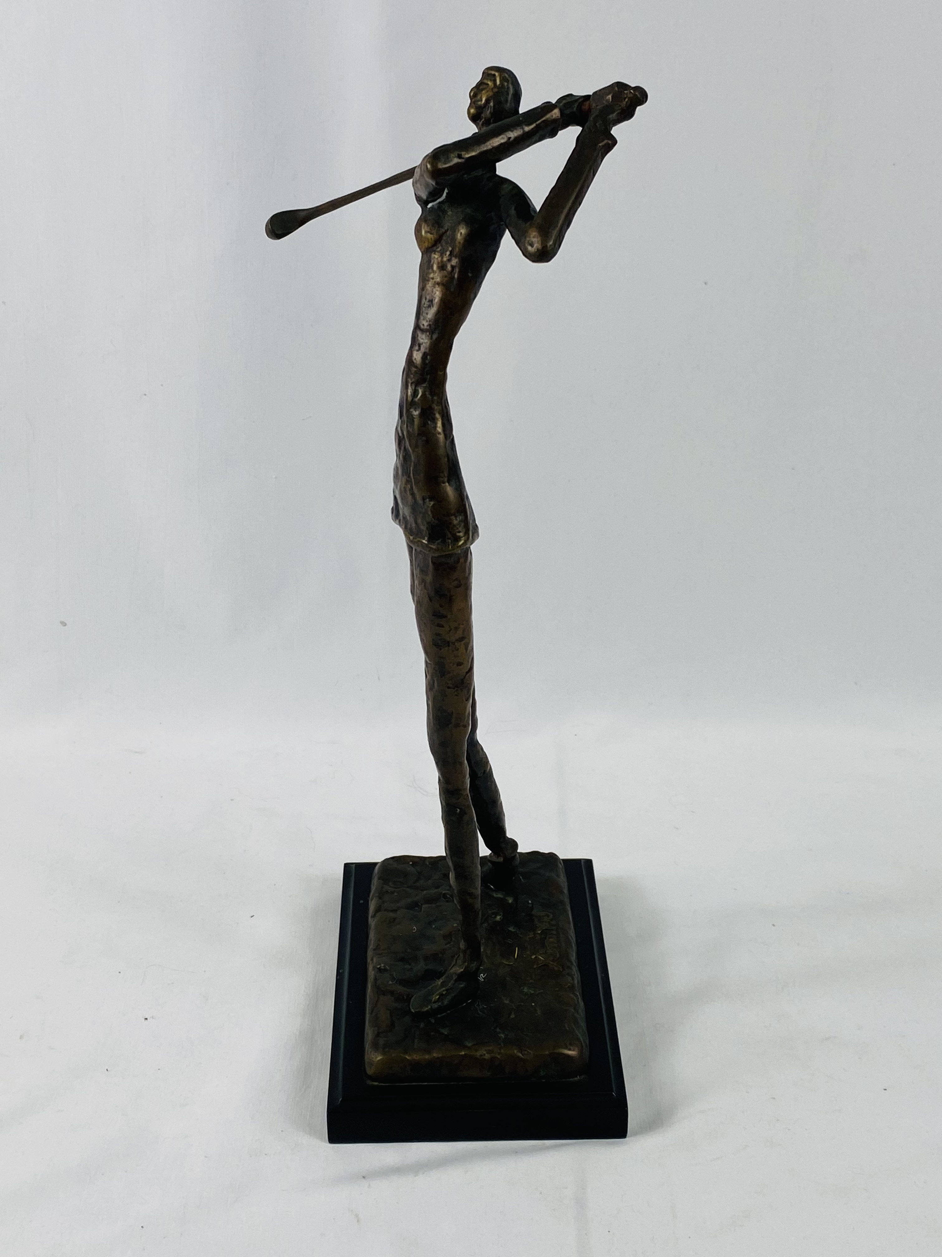 Signed bronzed metal figure of a female golfer on stand - Bild 2 aus 5