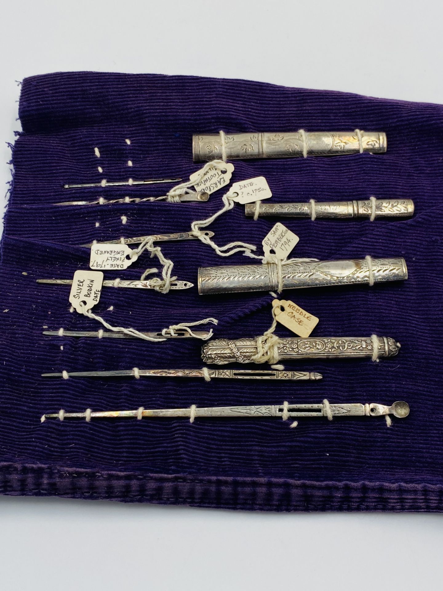 A collection of silver needle cases and bodkins - Image 3 of 5