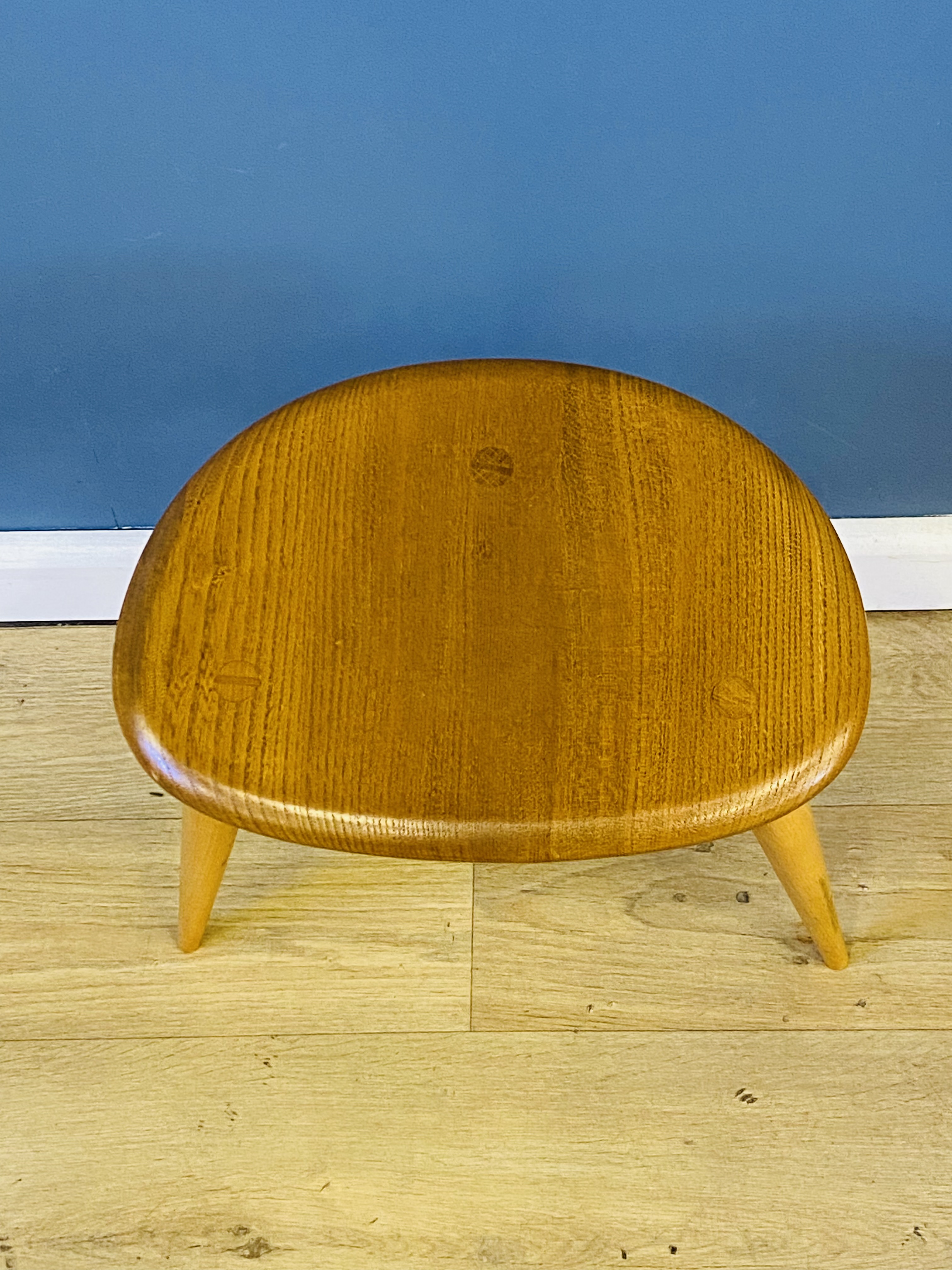 Ercol nest of three 'pebble' tables - Image 5 of 8
