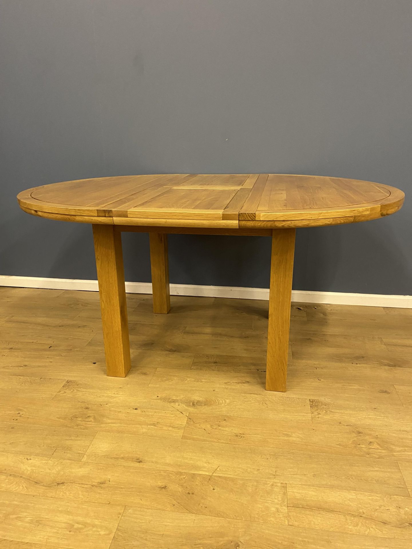 Oak circular dining table with leaf extension - Image 3 of 5