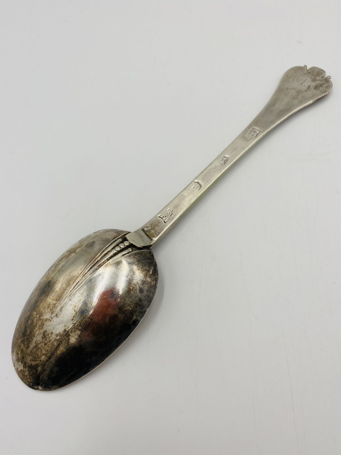 William III silver trefid spoon 1695 - Image 5 of 5