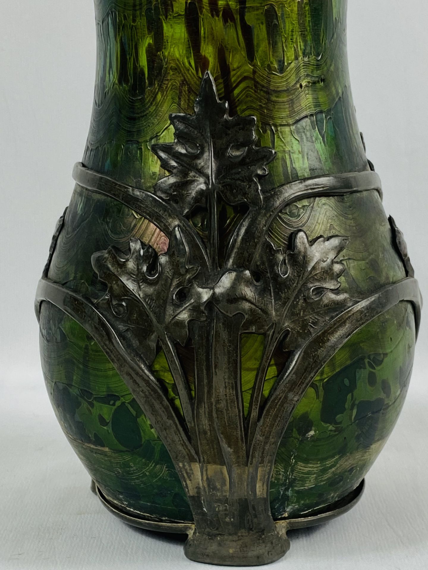 Early 20th century art nouveau green iridescent glass vase with pewter mount - Bild 2 aus 6