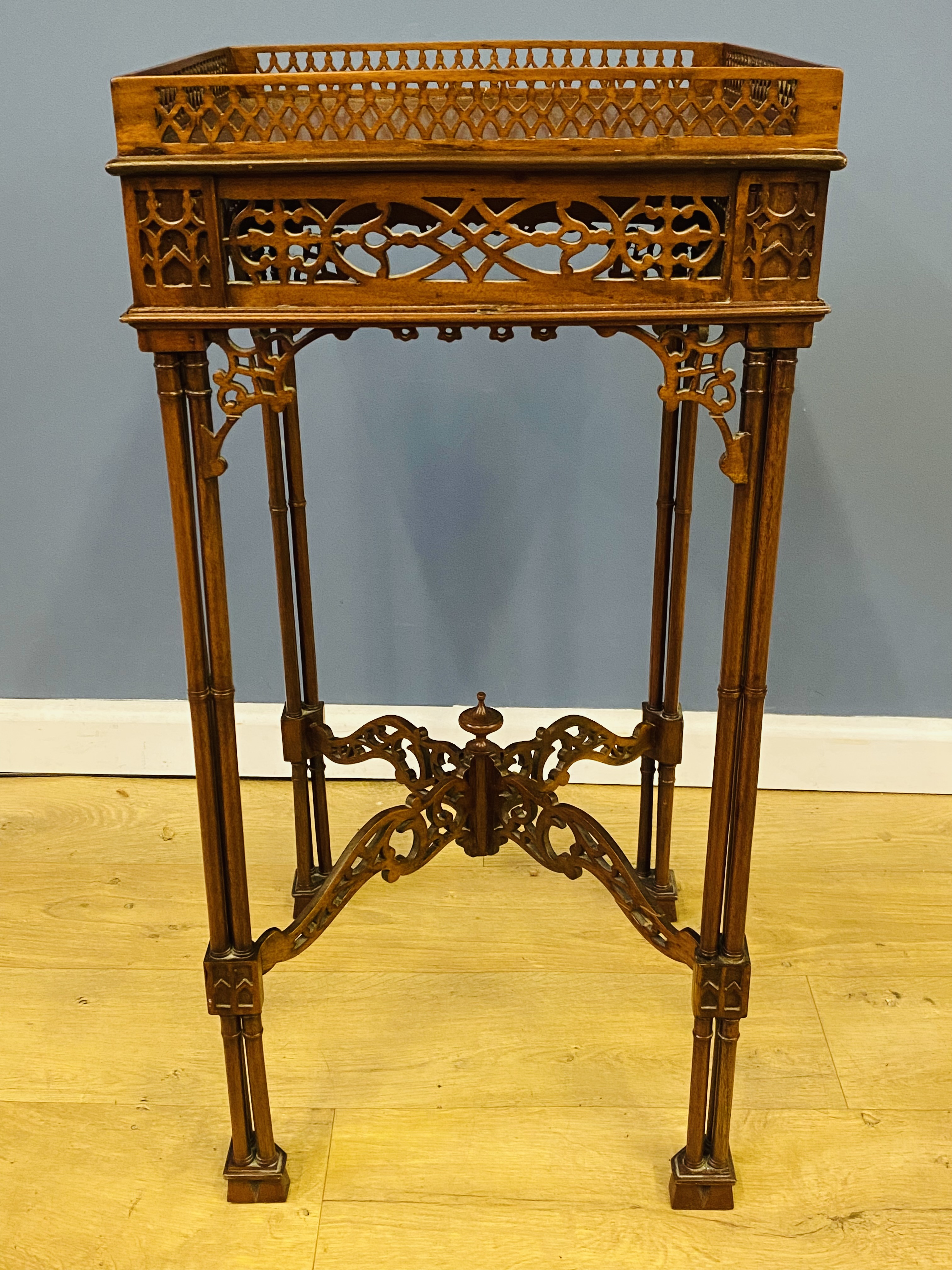 Reproduction Chippendale style mahogany urn stand - Bild 5 aus 6