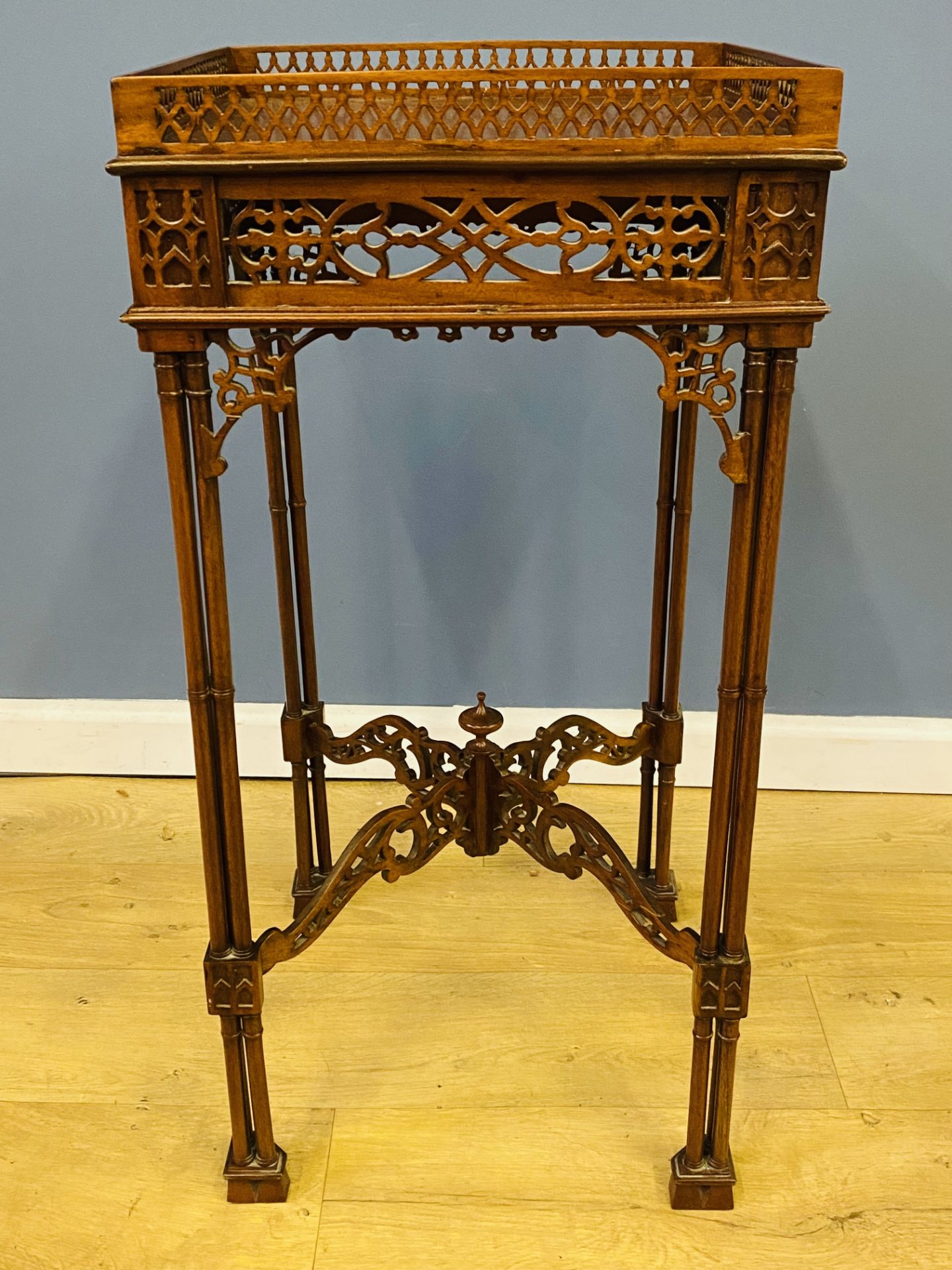Reproduction Chippendale style mahogany urn stand - Image 5 of 6