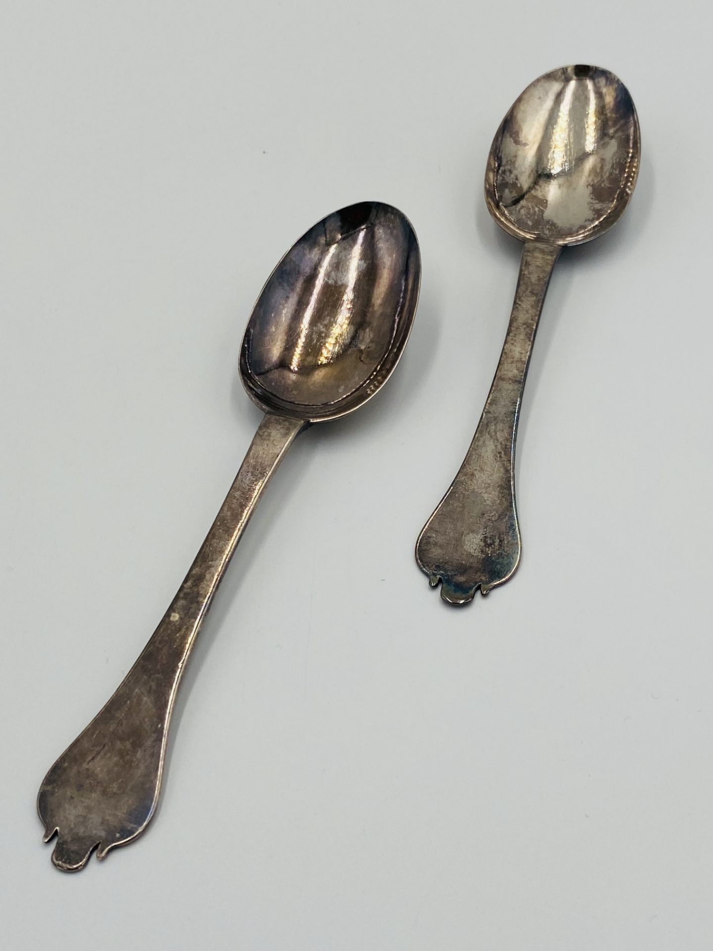 A pair of William III silver trefid spoons with rat-tails, London 1697 - Image 4 of 6