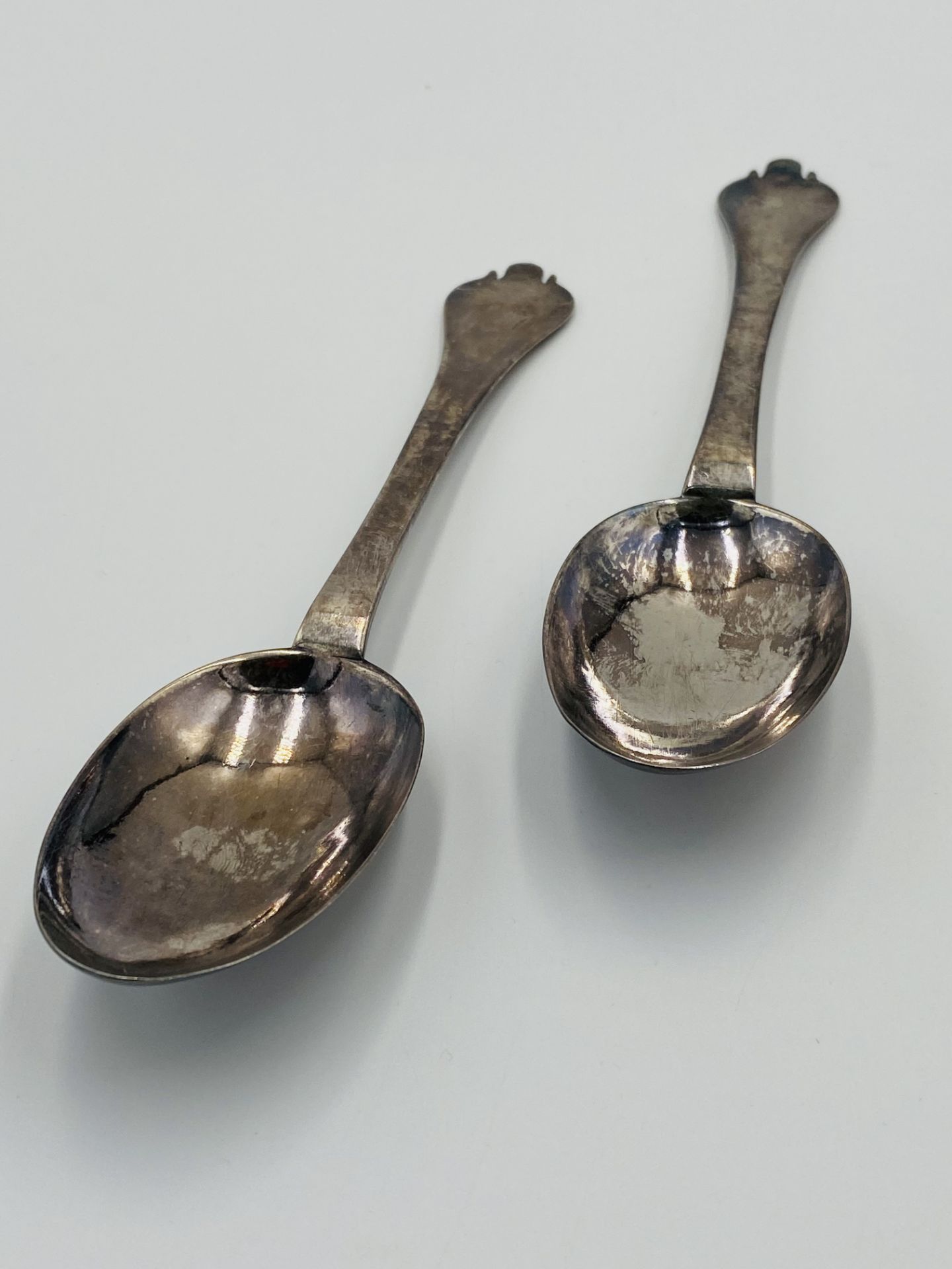 A pair of William III silver trefid spoons with rat-tails, London 1697 - Image 3 of 6