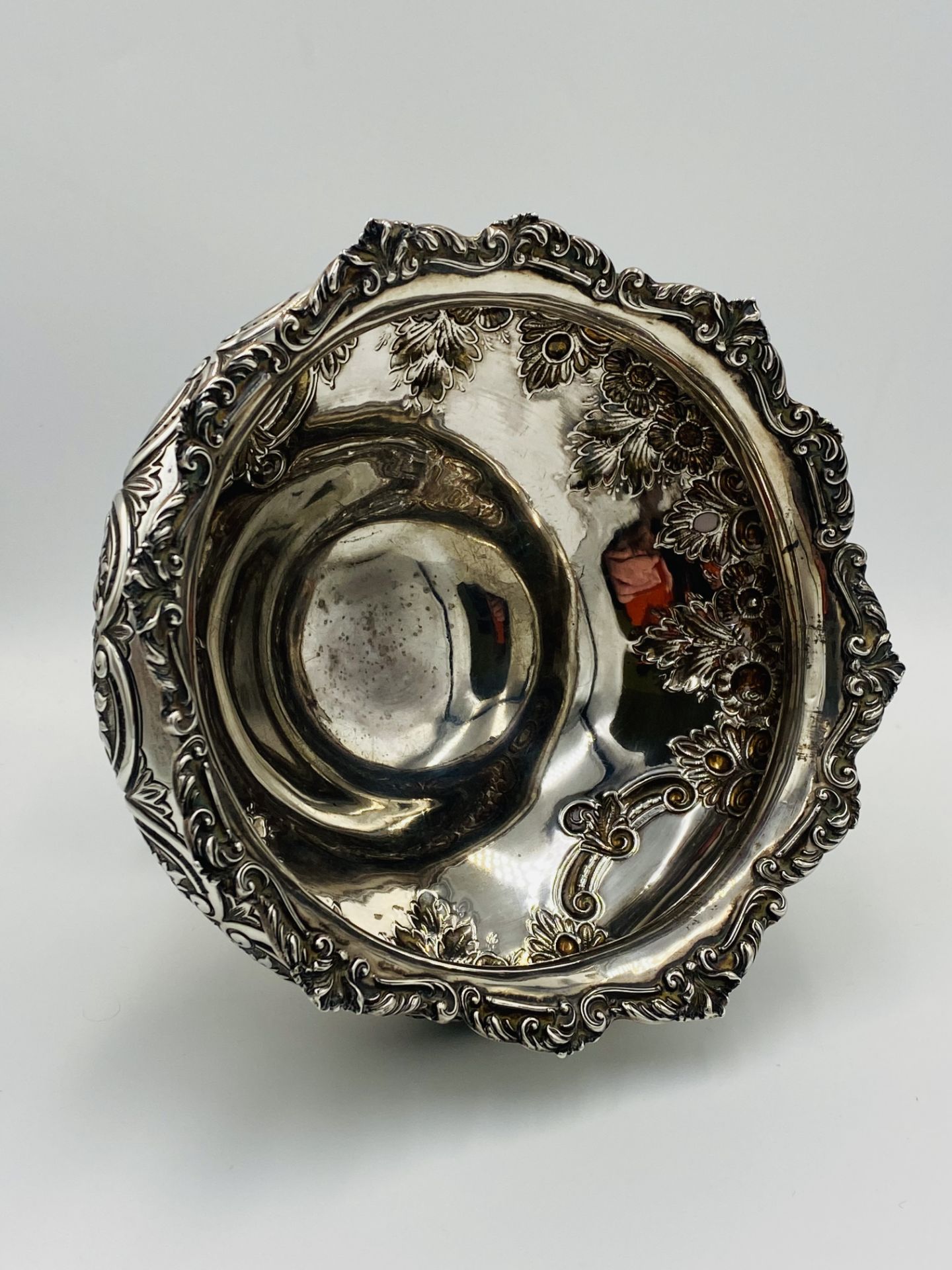 Silver bowl with repousse decoration - Image 7 of 9