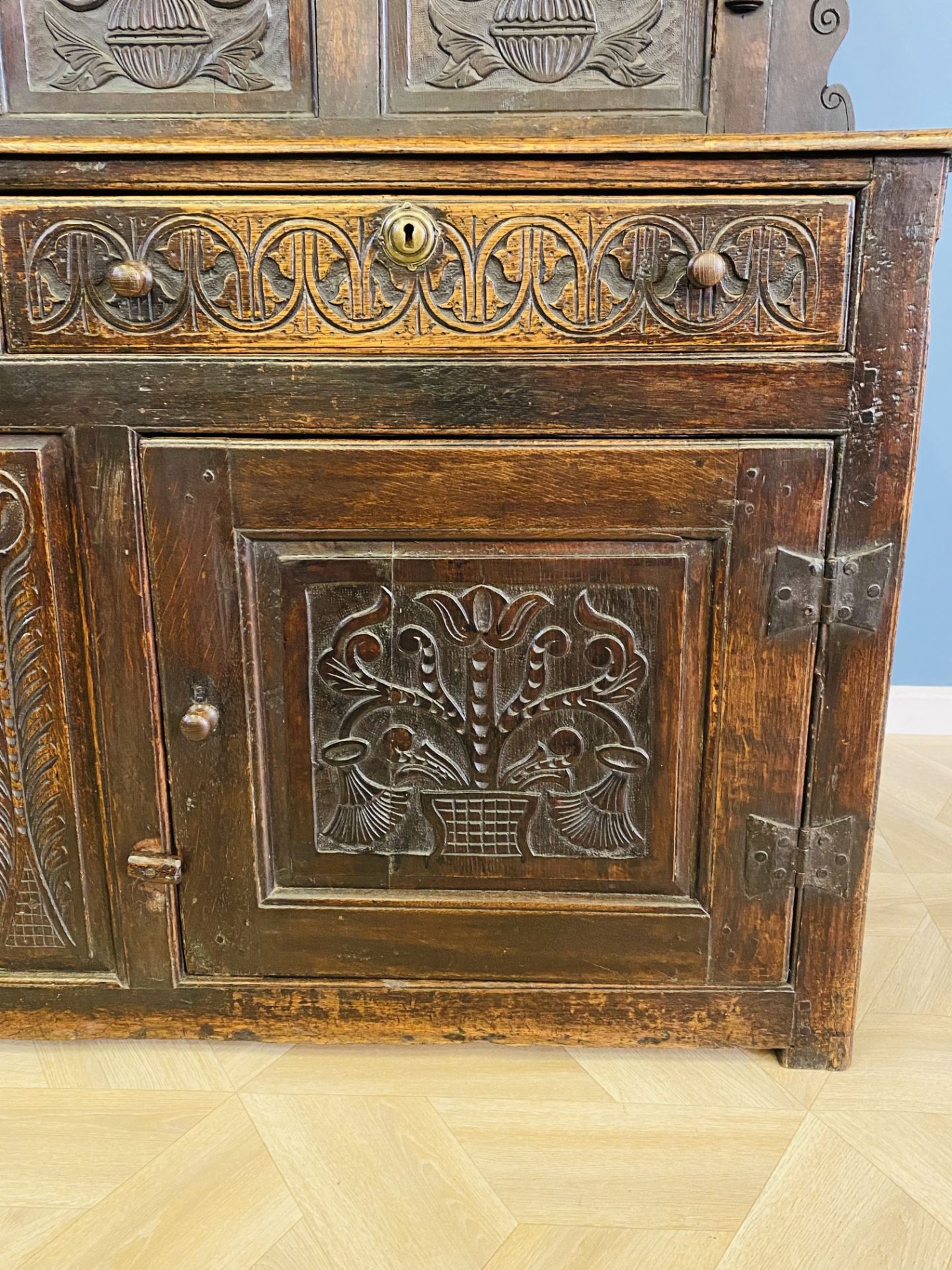 Oak dresser with carved decoration - Image 7 of 10