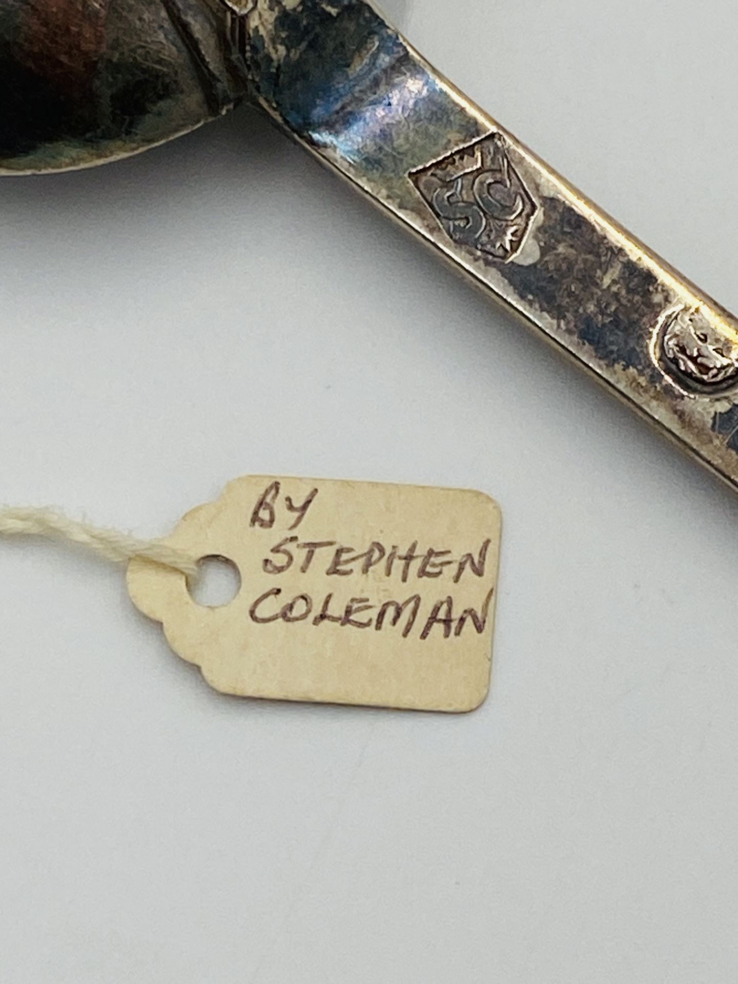 A William III silver Trefid spoon with beaded rat-tail, London 1694 - Image 5 of 6