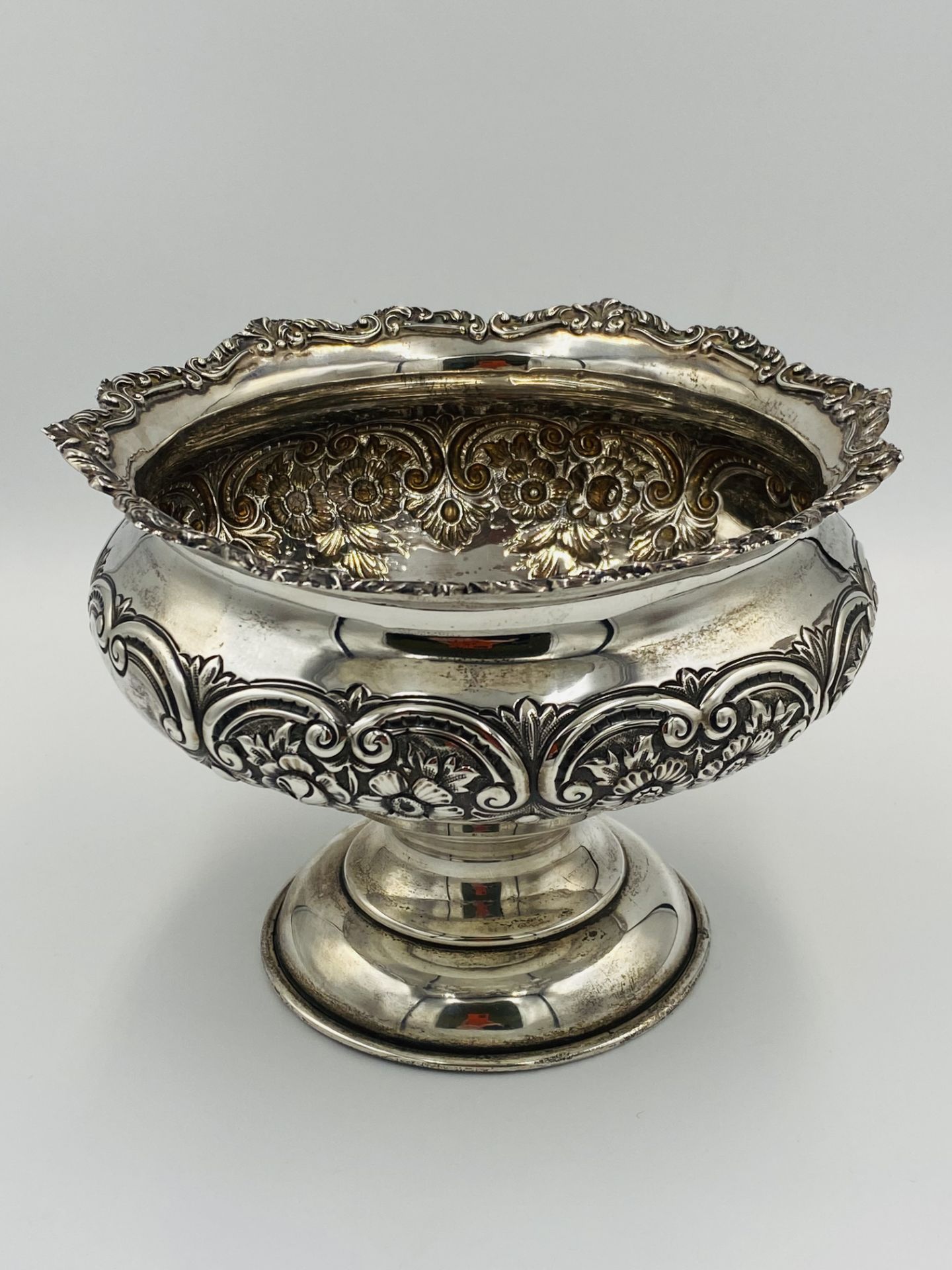 Silver bowl with repousse decoration - Image 3 of 9