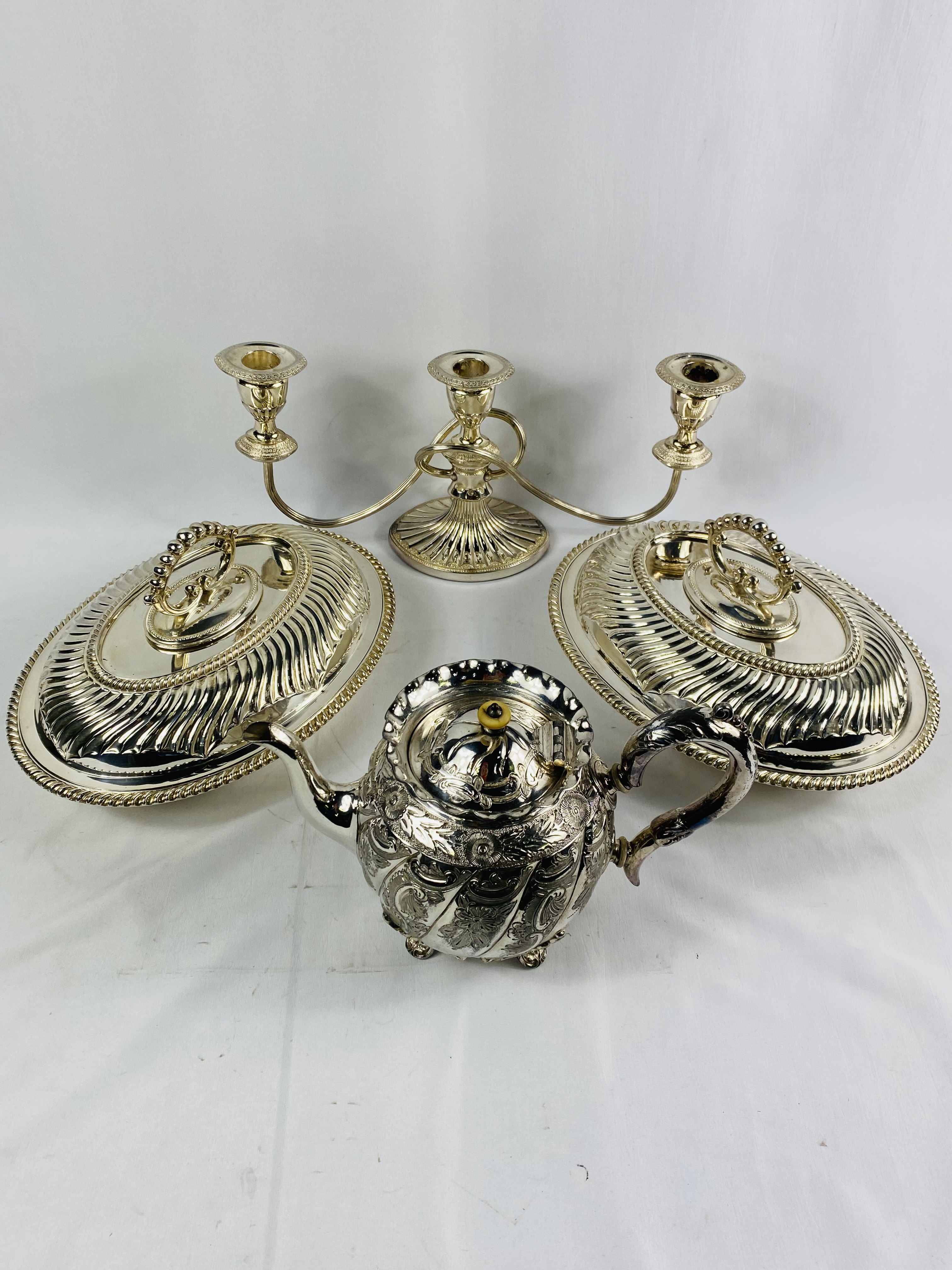 Pair of silver plate entree dishes and other items - Bild 2 aus 8