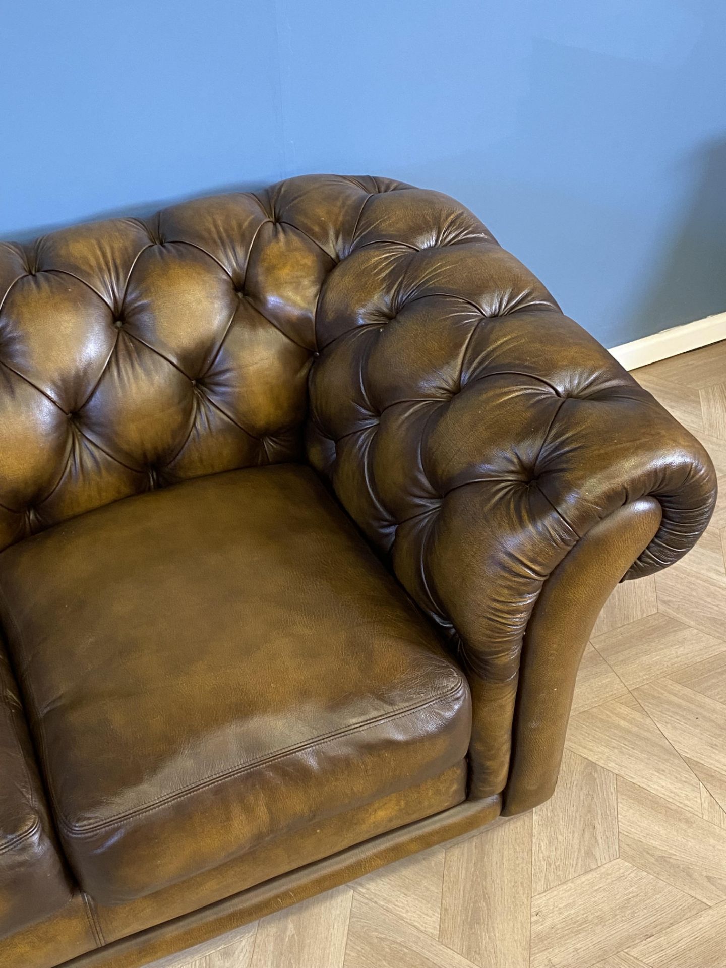 Button back leather two seat Chesterfield sofa - Image 5 of 11