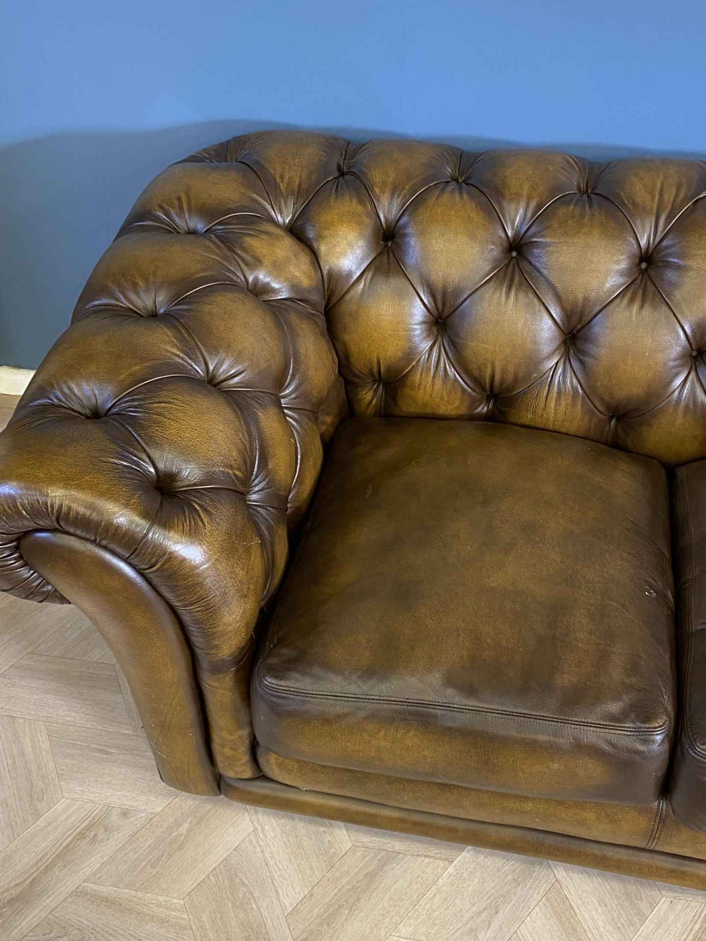 Button back leather two seat Chesterfield sofa - Image 6 of 11