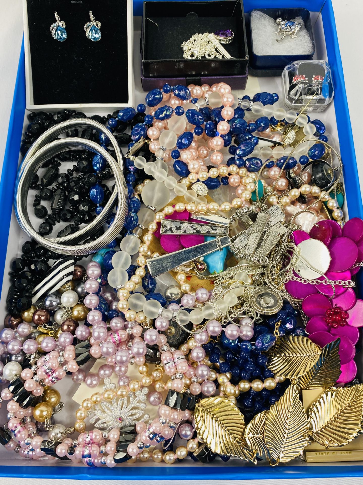 Quantity of costume jewellery - Image 2 of 2