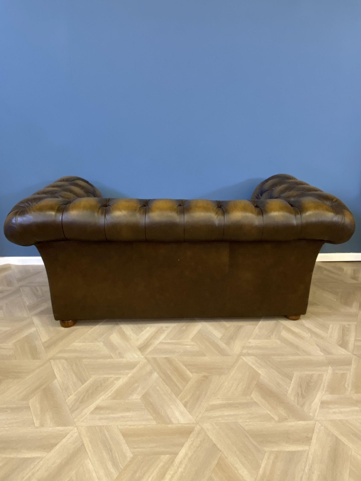 Button back leather two seat Chesterfield sofa - Image 9 of 10