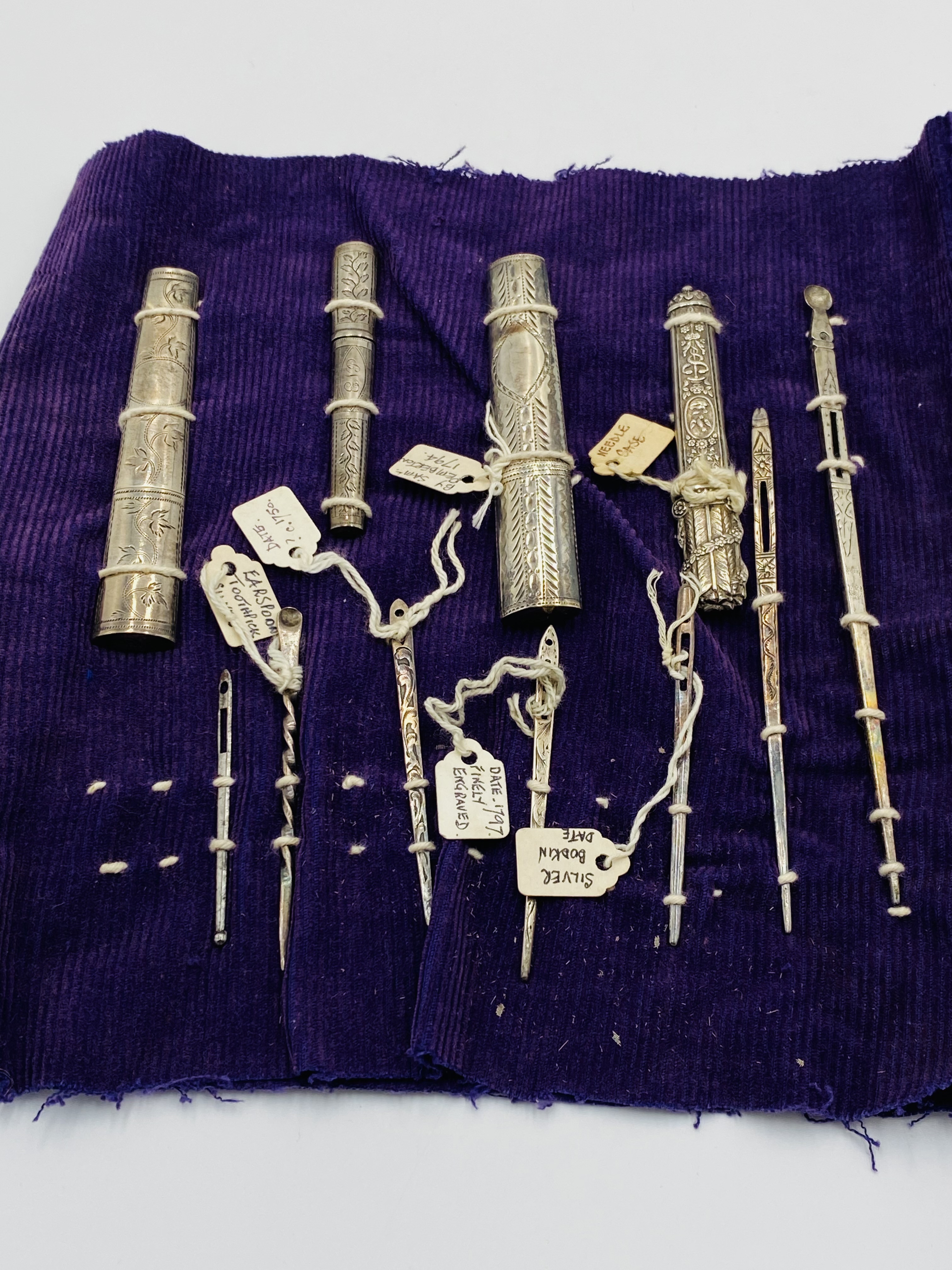 A collection of silver needle cases and bodkins - Image 4 of 5