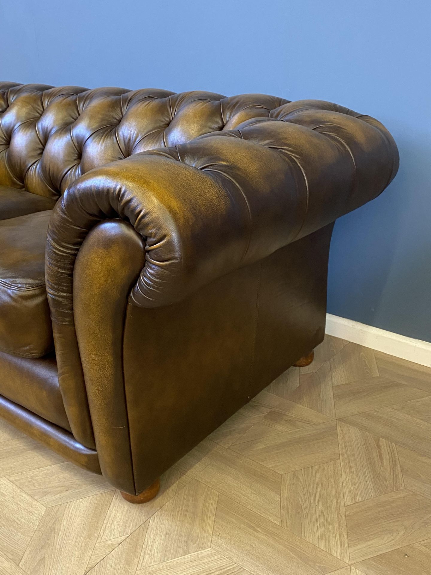 Button back leather two seat Chesterfield sofa - Image 6 of 10