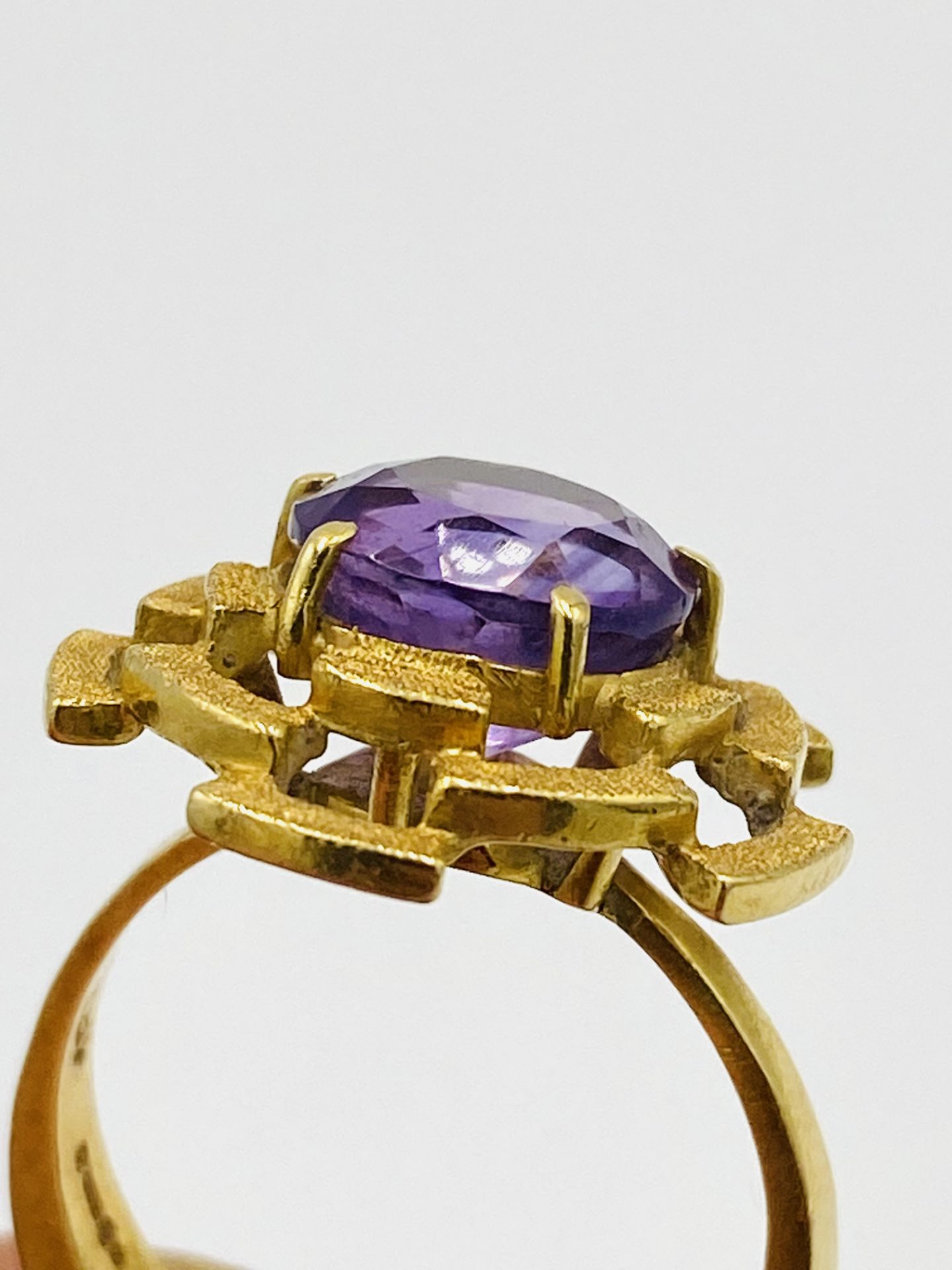 1970's 18ct gold ring with central amethyst stone - Image 3 of 4