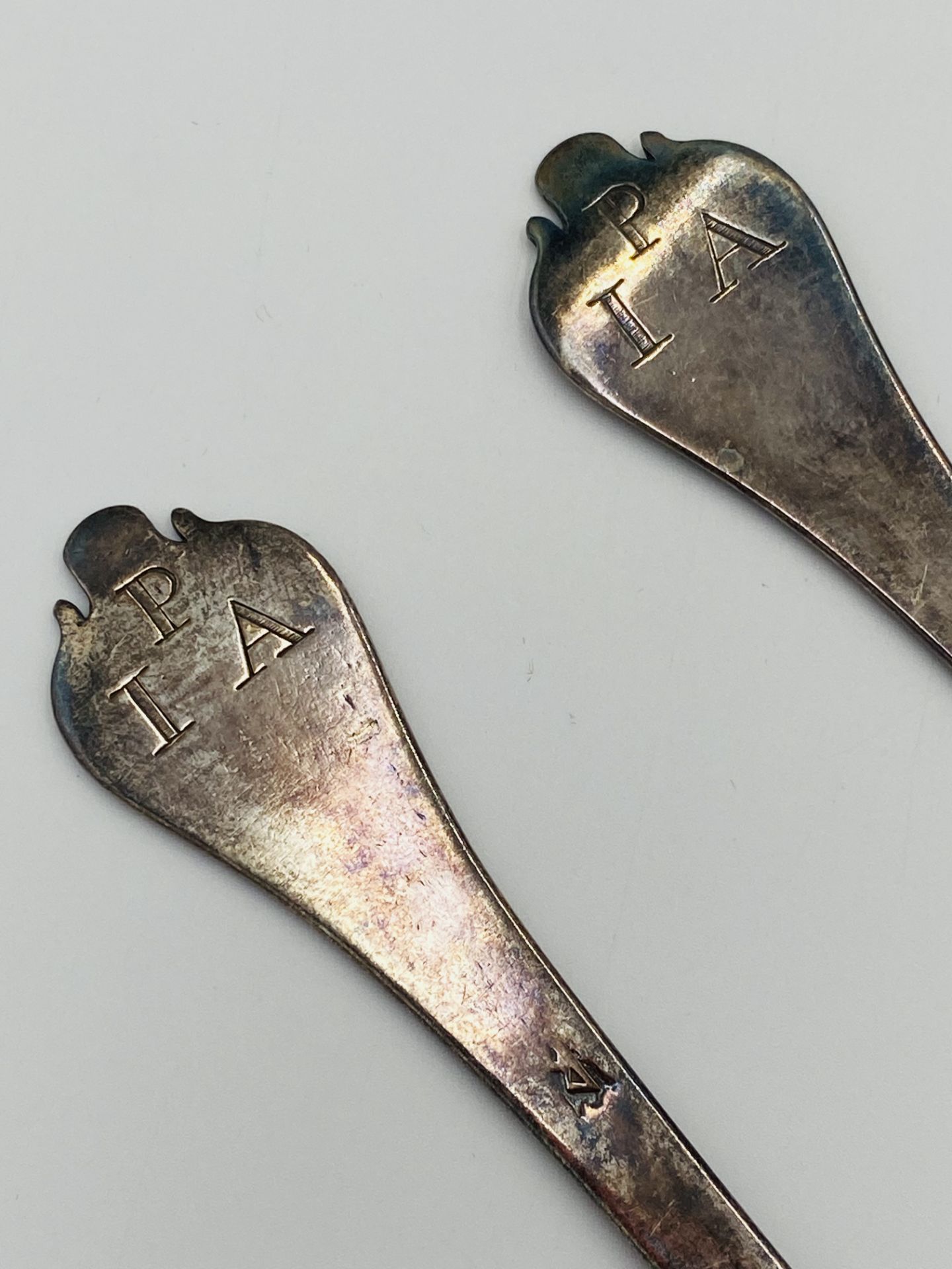 A pair of William III silver trefid spoons with rat-tails, London 1697 - Image 5 of 6