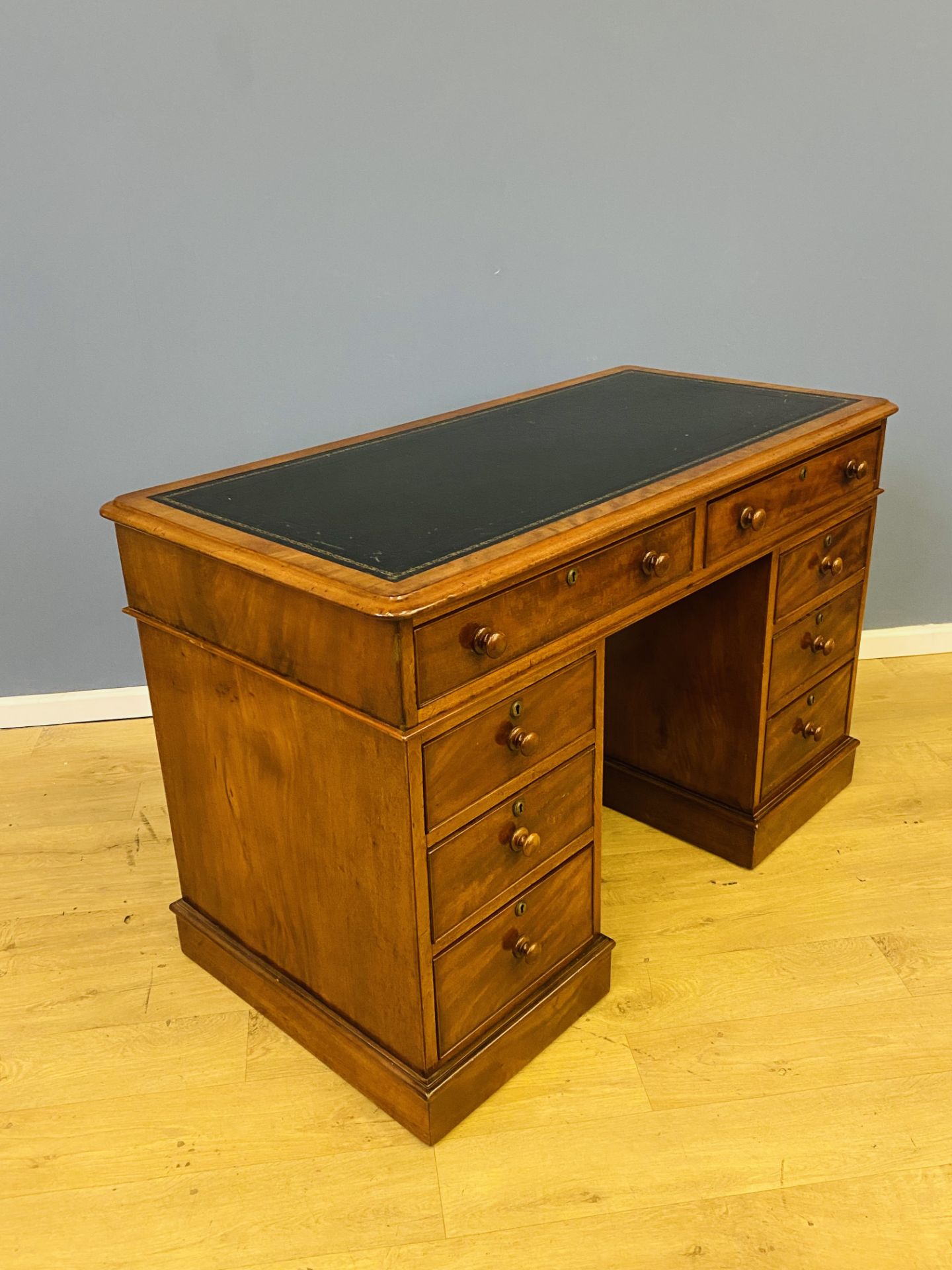 Mahogany pedestal desk - Image 6 of 9