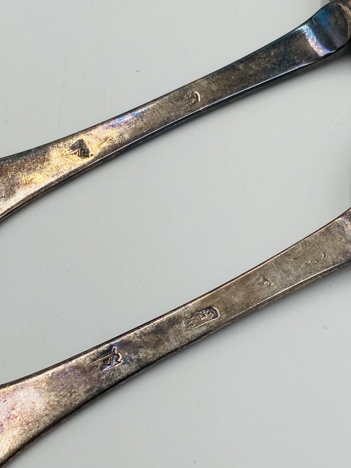 A pair of William III silver trefid spoons with rat-tails, London 1697 - Image 6 of 6