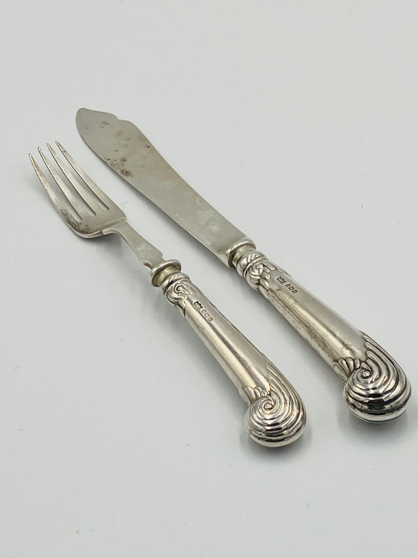 Twelve place set of silver pistol grip fish knives and forks, London 1905 - Image 4 of 11