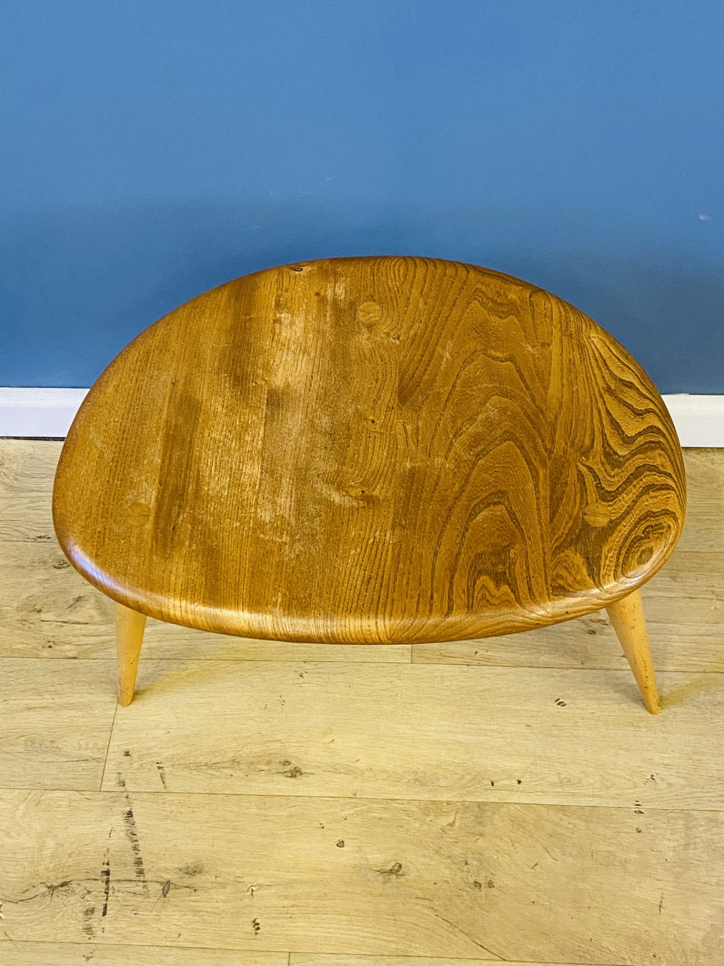 Ercol nest of three 'pebble' tables - Image 6 of 8