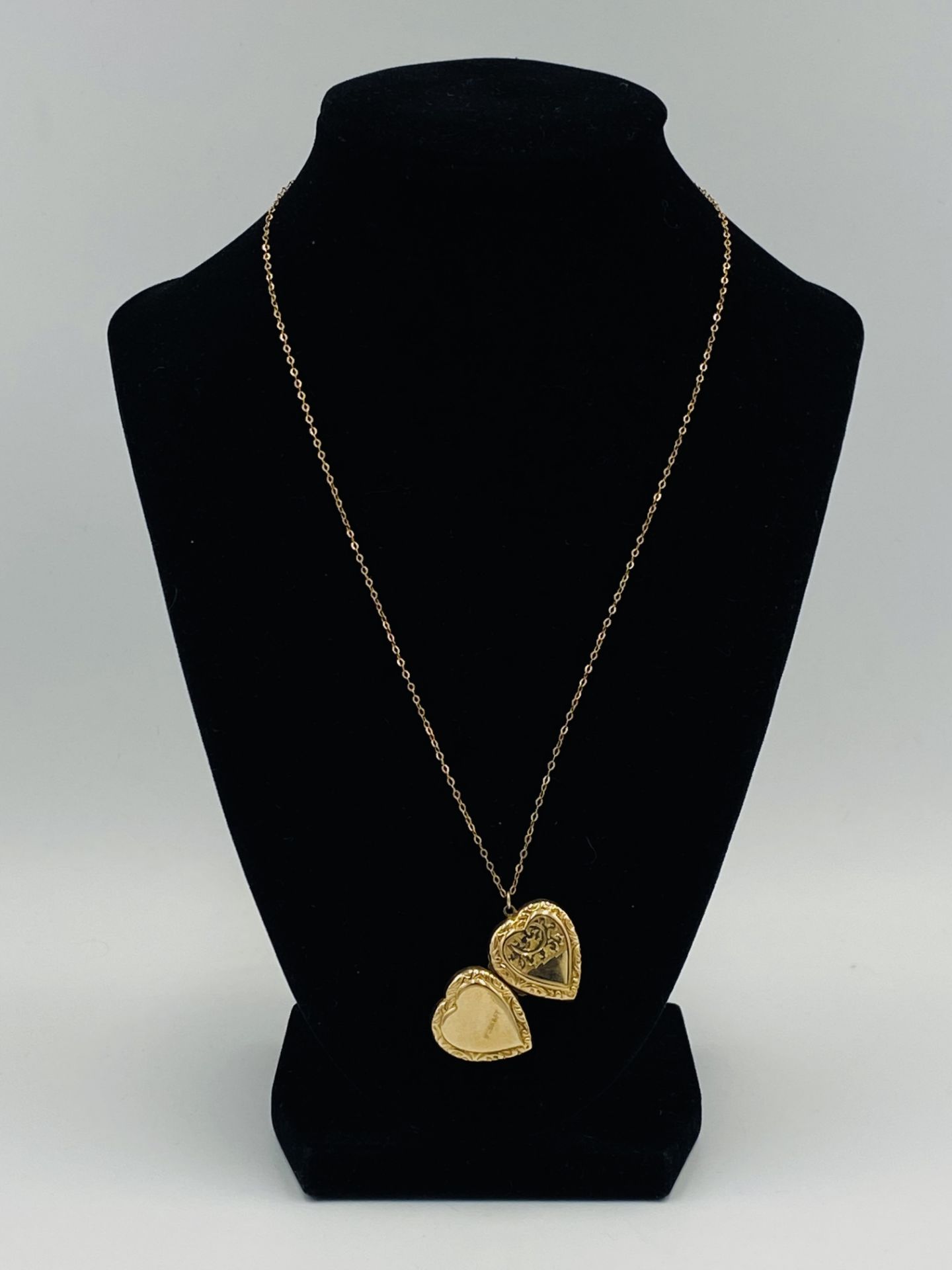 9ct gold heart shaped locket on a 9ct gold chain - Bild 2 aus 4